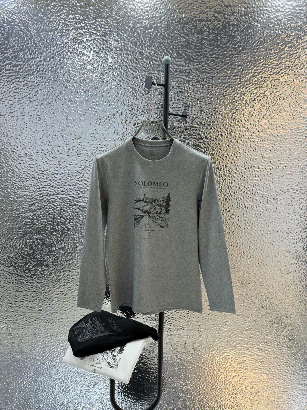 Brunello Cucinelli2025秋冬新品长袖圆领T恤；创意灵感邂逅匠心材质，共同塑造这款简约