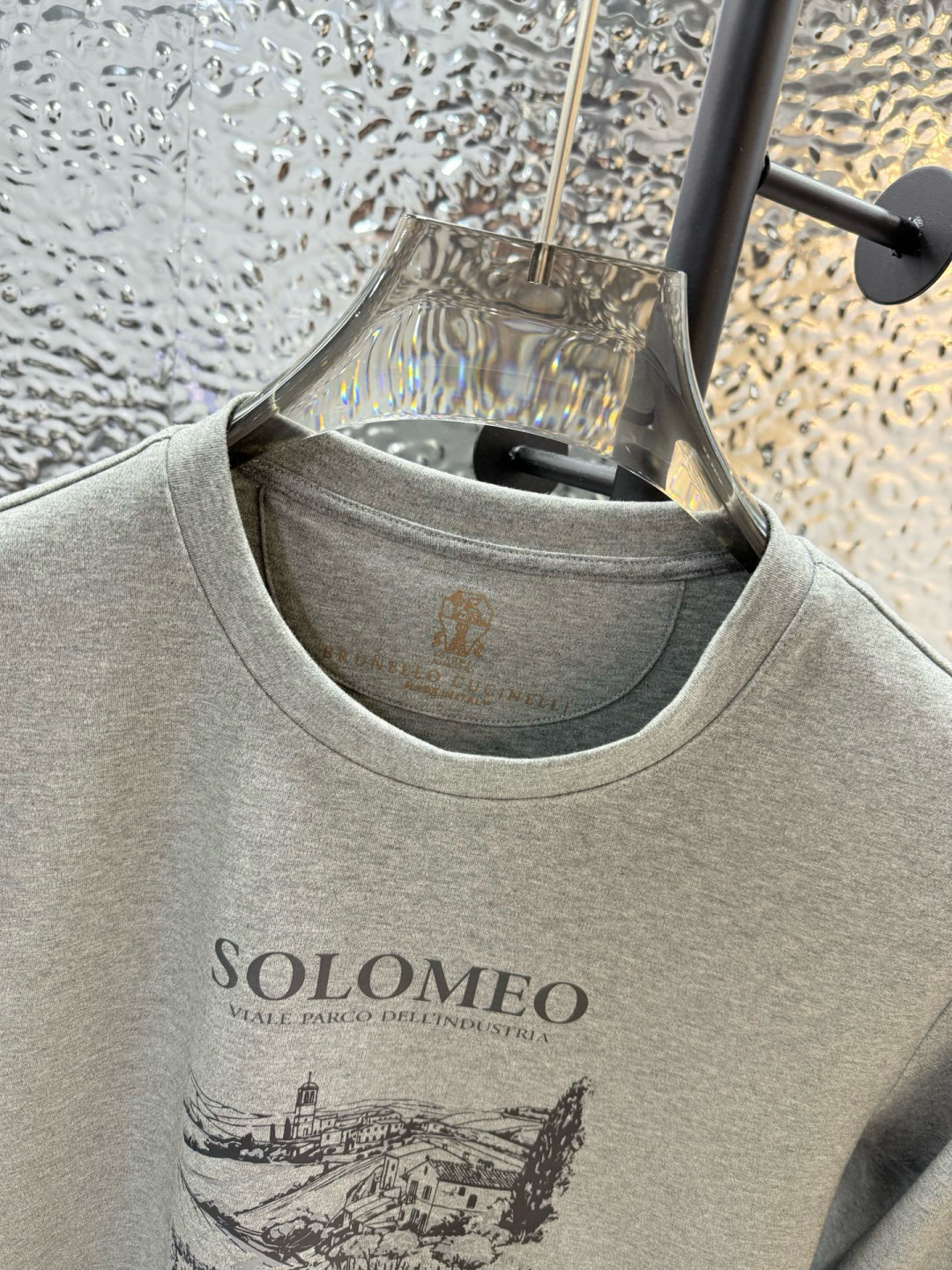 Brunello Cucinelli2025秋冬新品长袖圆领T恤；创意灵感邂逅匠心材质，共同塑造这款简约