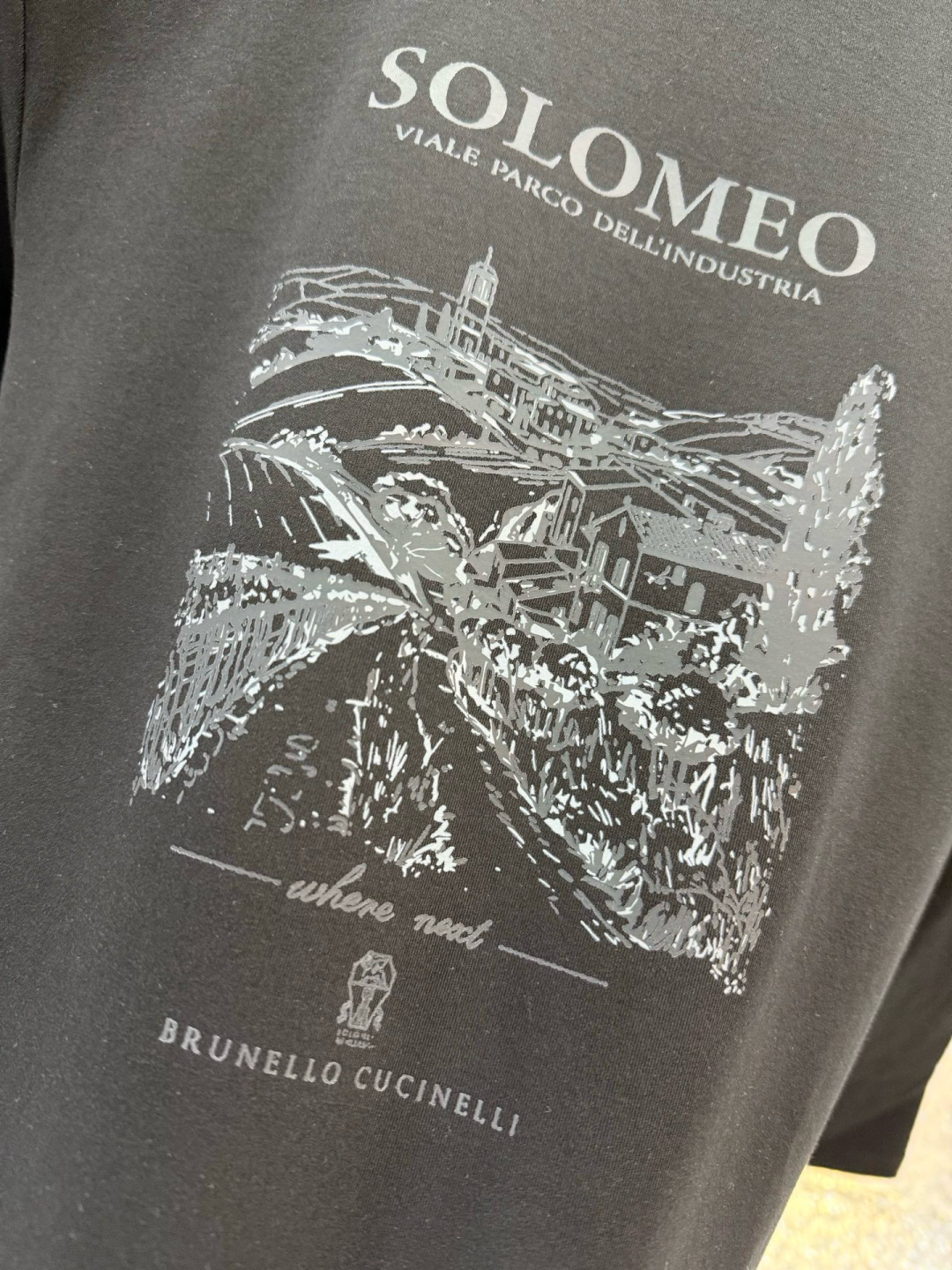 Brunello Cucinelli2025秋冬新品长袖圆领T恤；创意灵感邂逅匠心材质，共同塑造这款简约
