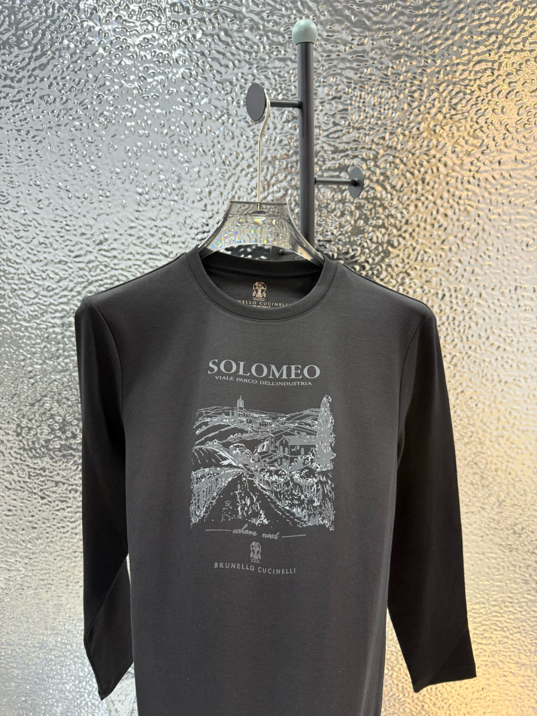 Brunello Cucinelli2025秋冬新品长袖圆领T恤；创意灵感邂逅匠心材质，共同塑造这款简约