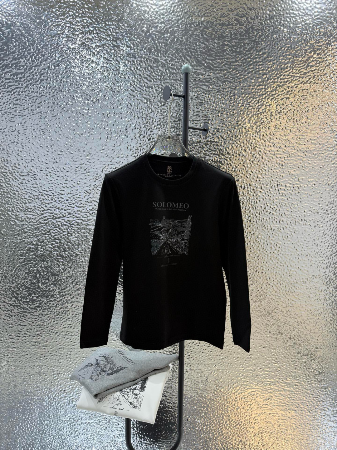 Brunello Cucinelli2025秋冬新品长袖圆领T恤；创意灵感邂逅匠心材质，共同塑造这款简约