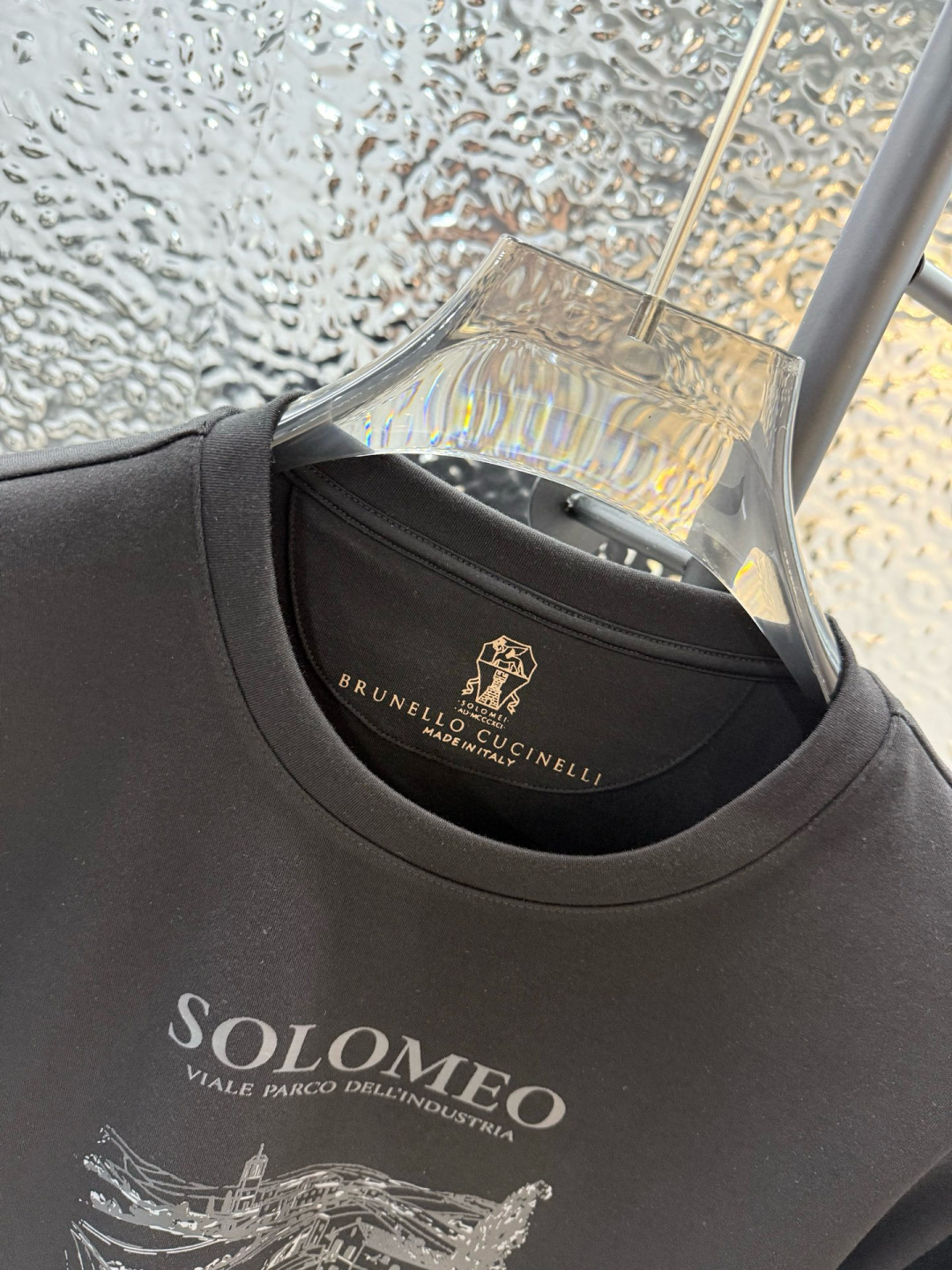 Brunello Cucinelli2025秋冬新品长袖圆领T恤；创意灵感邂逅匠心材质，共同塑造这款简约