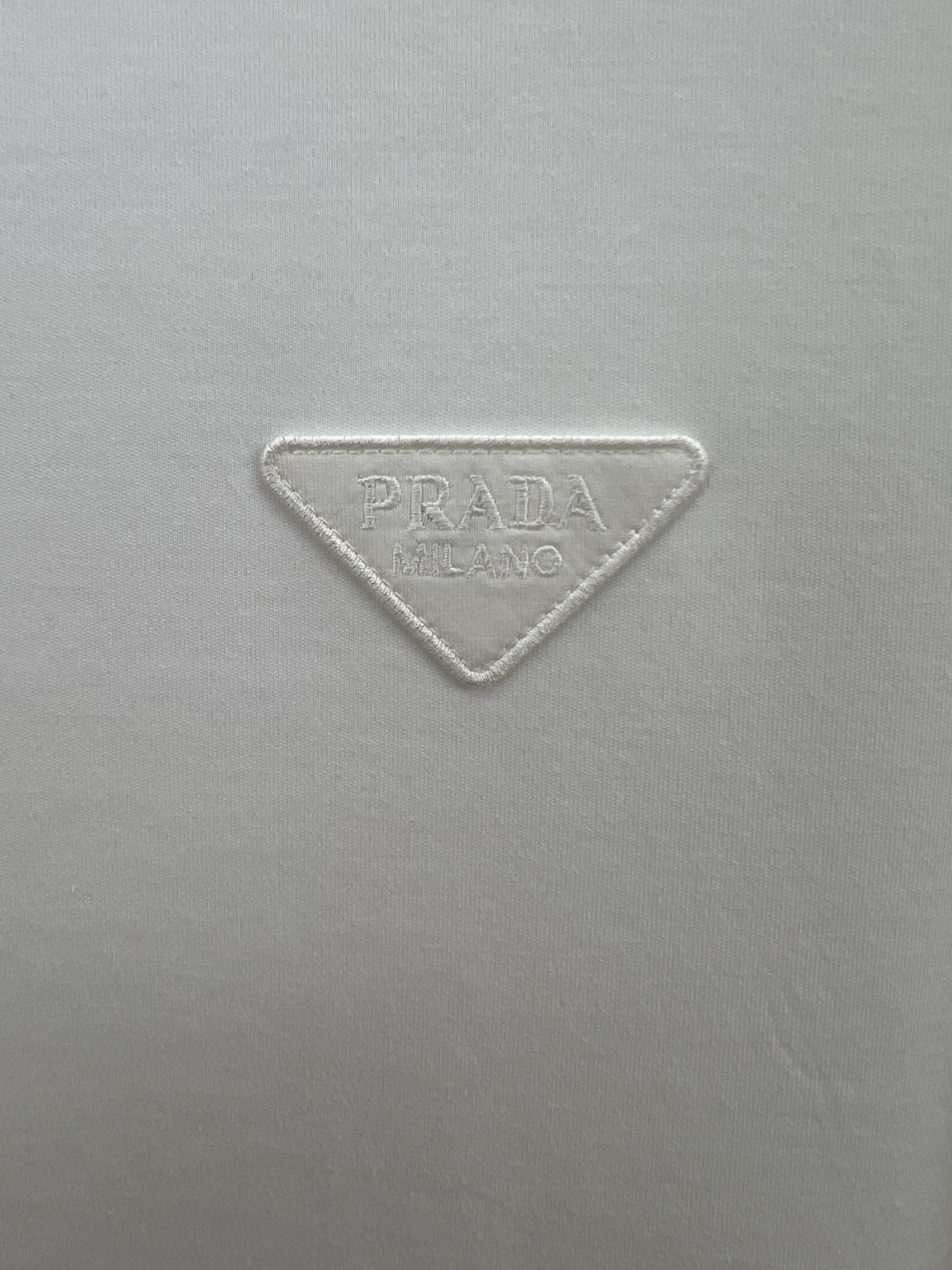 Prada.普拉达 25秋冬经典倒三角字母刺绣徽标棉质长袖打底T恤衫，极简基础款风格设计承载简约华美格调