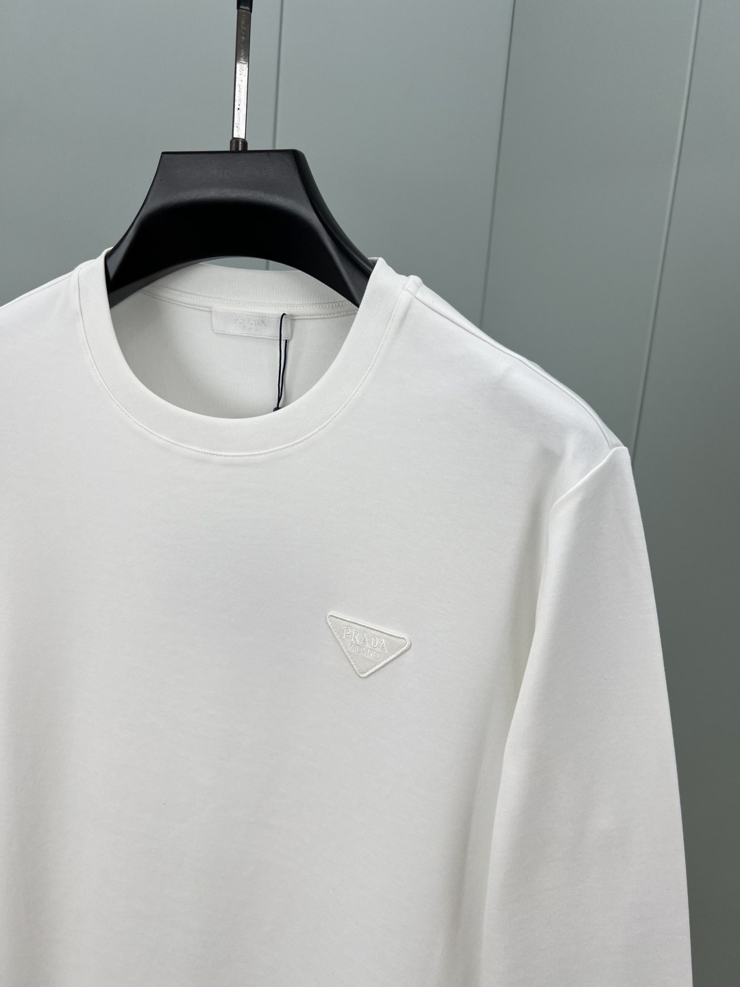Prada.普拉达 25秋冬经典倒三角字母刺绣徽标棉质长袖打底T恤衫，极简基础款风格设计承载简约华美格调