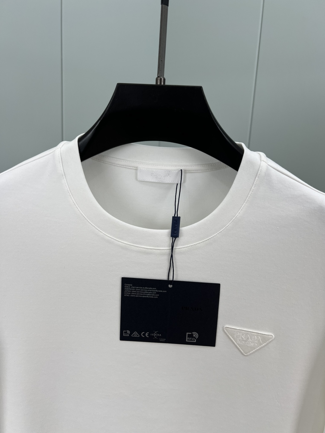 Prada.普拉达 25秋冬经典倒三角字母刺绣徽标棉质长袖打底T恤衫，极简基础款风格设计承载简约华美格调