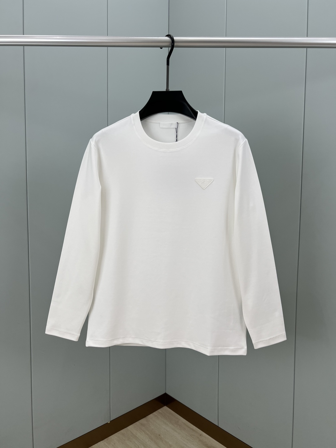 Prada.普拉达 25秋冬经典倒三角字母刺绣徽标棉质长袖打底T恤衫，极简基础款风格设计承载简约华美格调