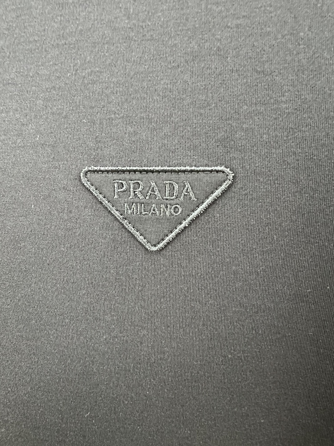 Prada.普拉达 25秋冬经典倒三角字母刺绣徽标棉质长袖打底T恤衫，极简基础款风格设计承载简约华美格调