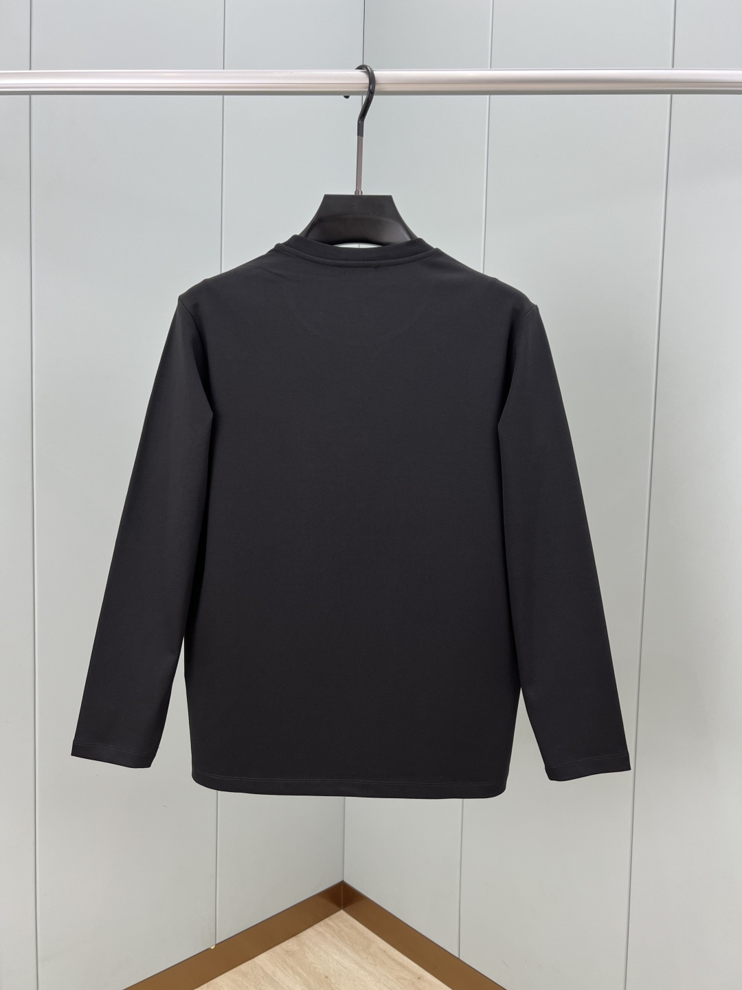 Prada.普拉达 25秋冬经典倒三角字母刺绣徽标棉质长袖打底T恤衫，极简基础款风格设计承载简约华美格调