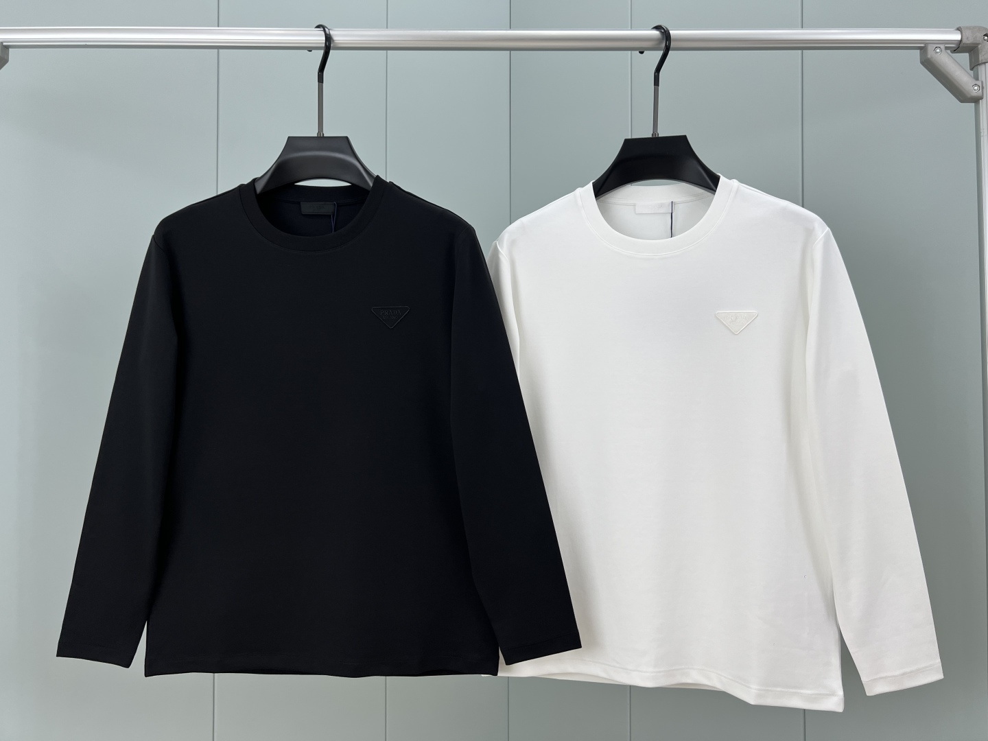 Prada.普拉达 25秋冬经典倒三角字母刺绣徽标棉质长袖打底T恤衫，极简基础款风格设计承载简约华美格调