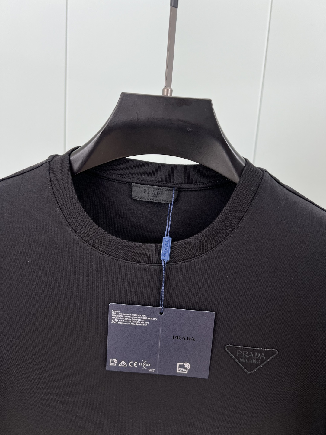 Prada.普拉达 25秋冬经典倒三角字母刺绣徽标棉质长袖打底T恤衫，极简基础款风格设计承载简约华美格调