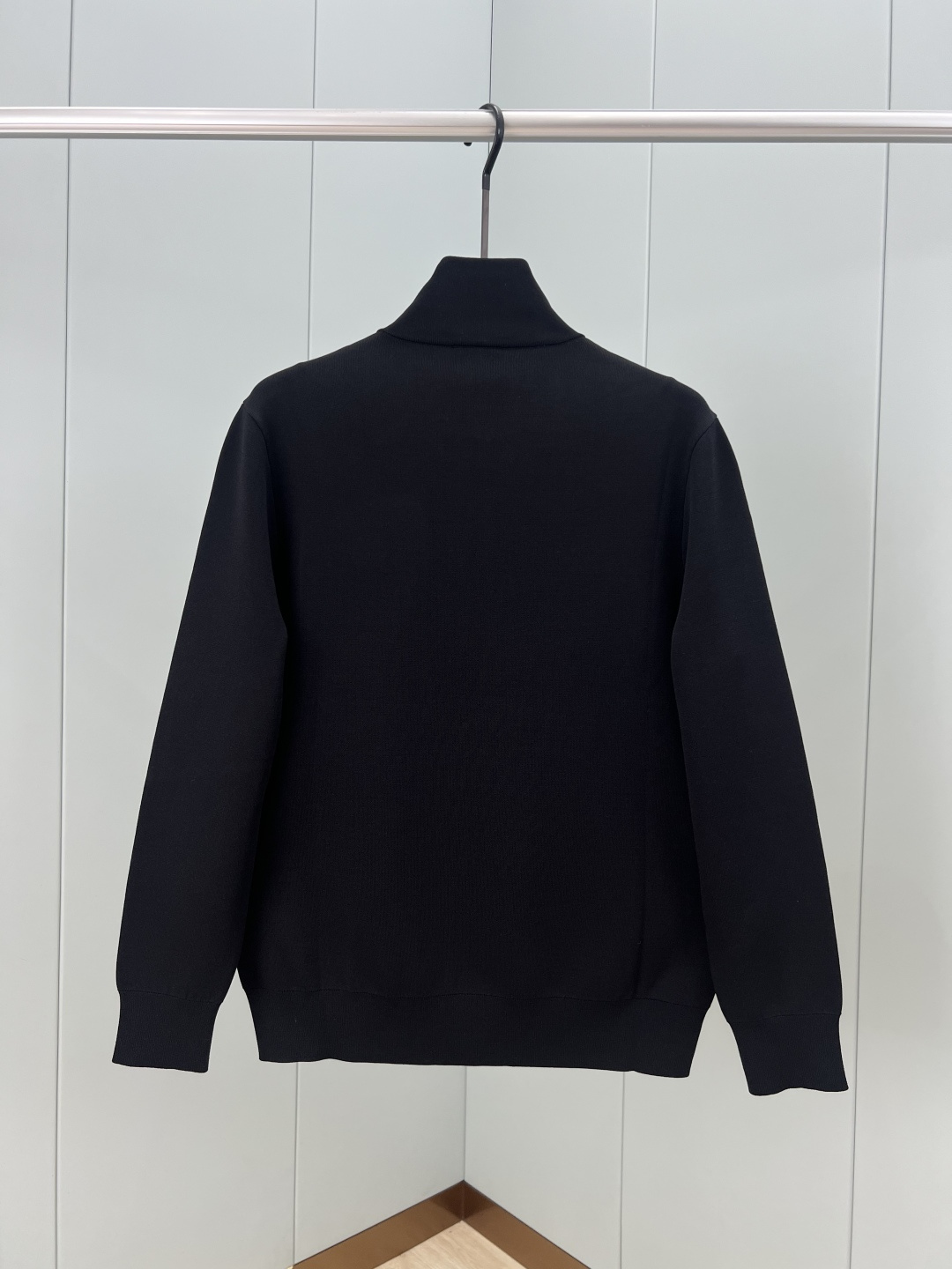 Moncler.蒙口 25秋冬经典徽章刺绣标识立领棉质混纺针织夹克，正面胸前饰经典刺绣羊毛小标点缀，此款