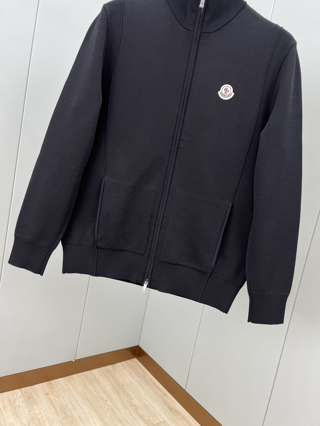 Moncler.蒙口 25秋冬经典徽章刺绣标识立领棉质混纺针织夹克，正面胸前饰经典刺绣羊毛小标点缀，此款