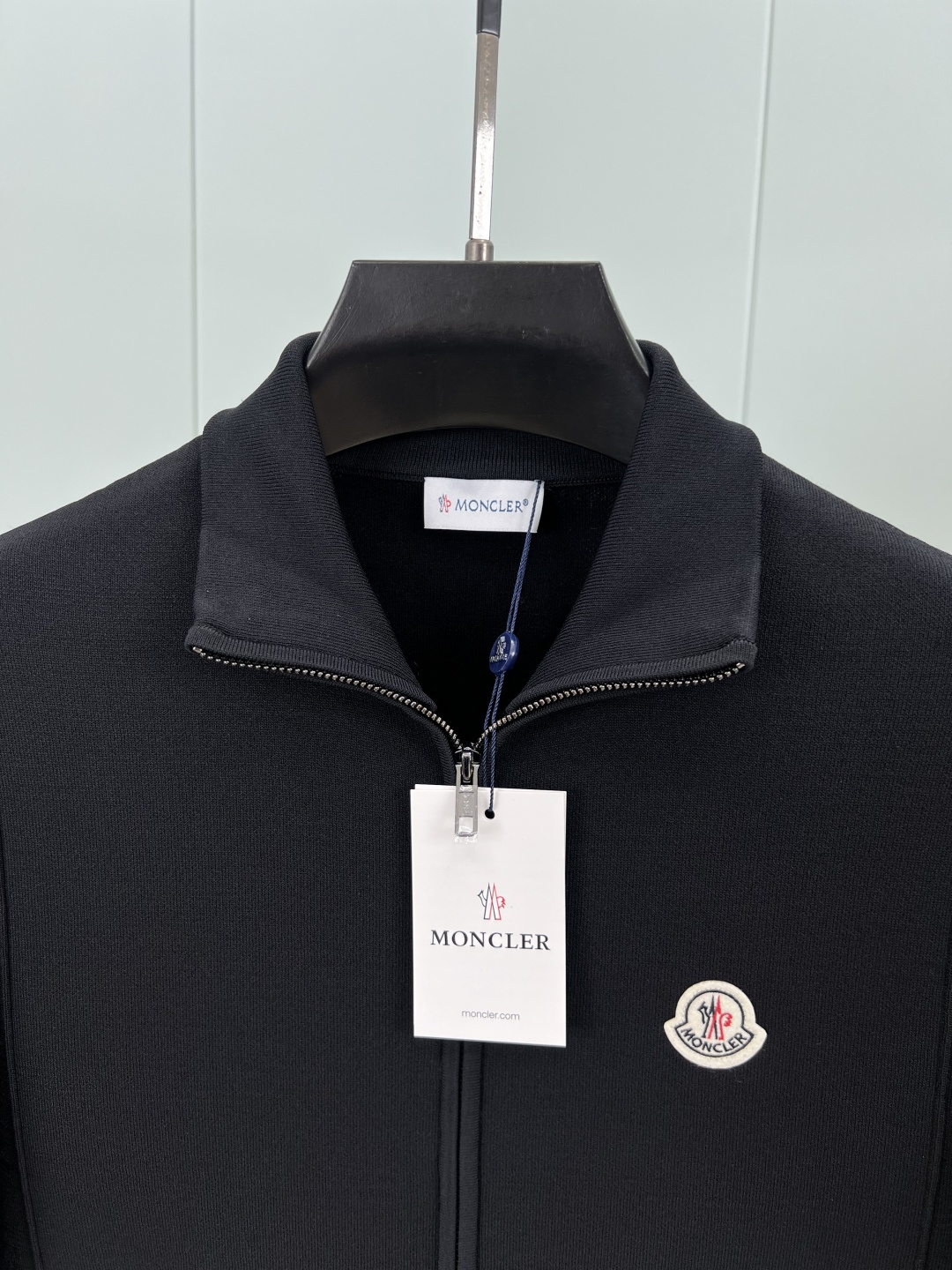 Moncler.蒙口 25秋冬经典徽章刺绣标识立领棉质混纺针织夹克，正面胸前饰经典刺绣羊毛小标点缀，此款