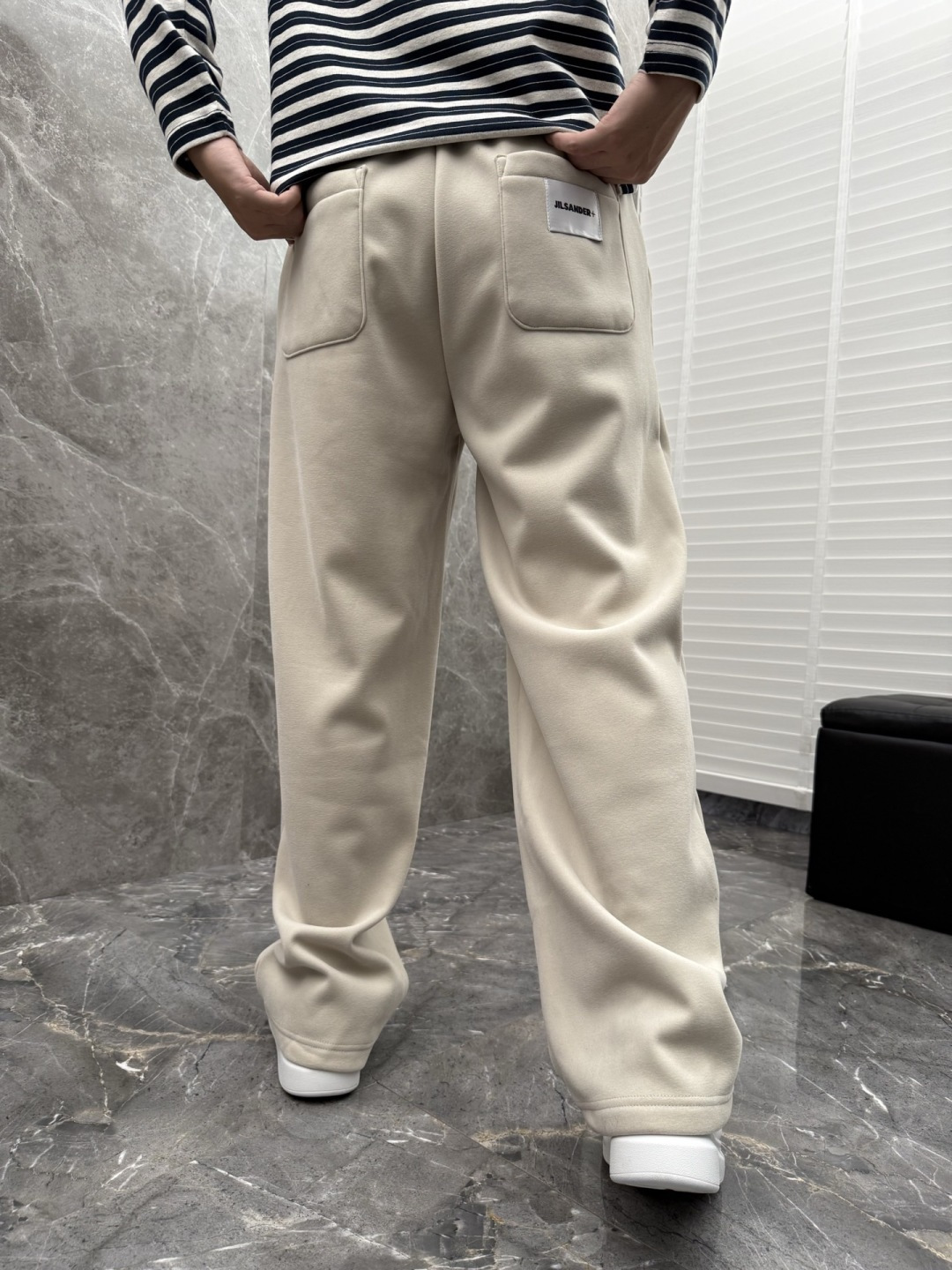JIL SANDER🌈🌈新款休闲加绒直筒长裤，采用优质聚酯纤维，面料丝滑挺括，内里羊绒底，上身足够吸睛且