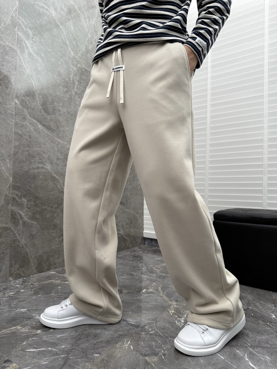 JIL SANDER🌈🌈新款休闲加绒直筒长裤，采用优质聚酯纤维，面料丝滑挺括，内里羊绒底，上身足够吸睛且