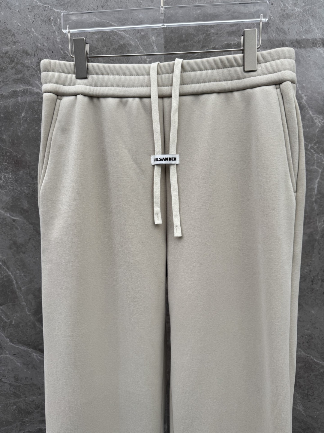 JIL SANDER🌈🌈新款休闲加绒直筒长裤，采用优质聚酯纤维，面料丝滑挺括，内里羊绒底，上身足够吸睛且