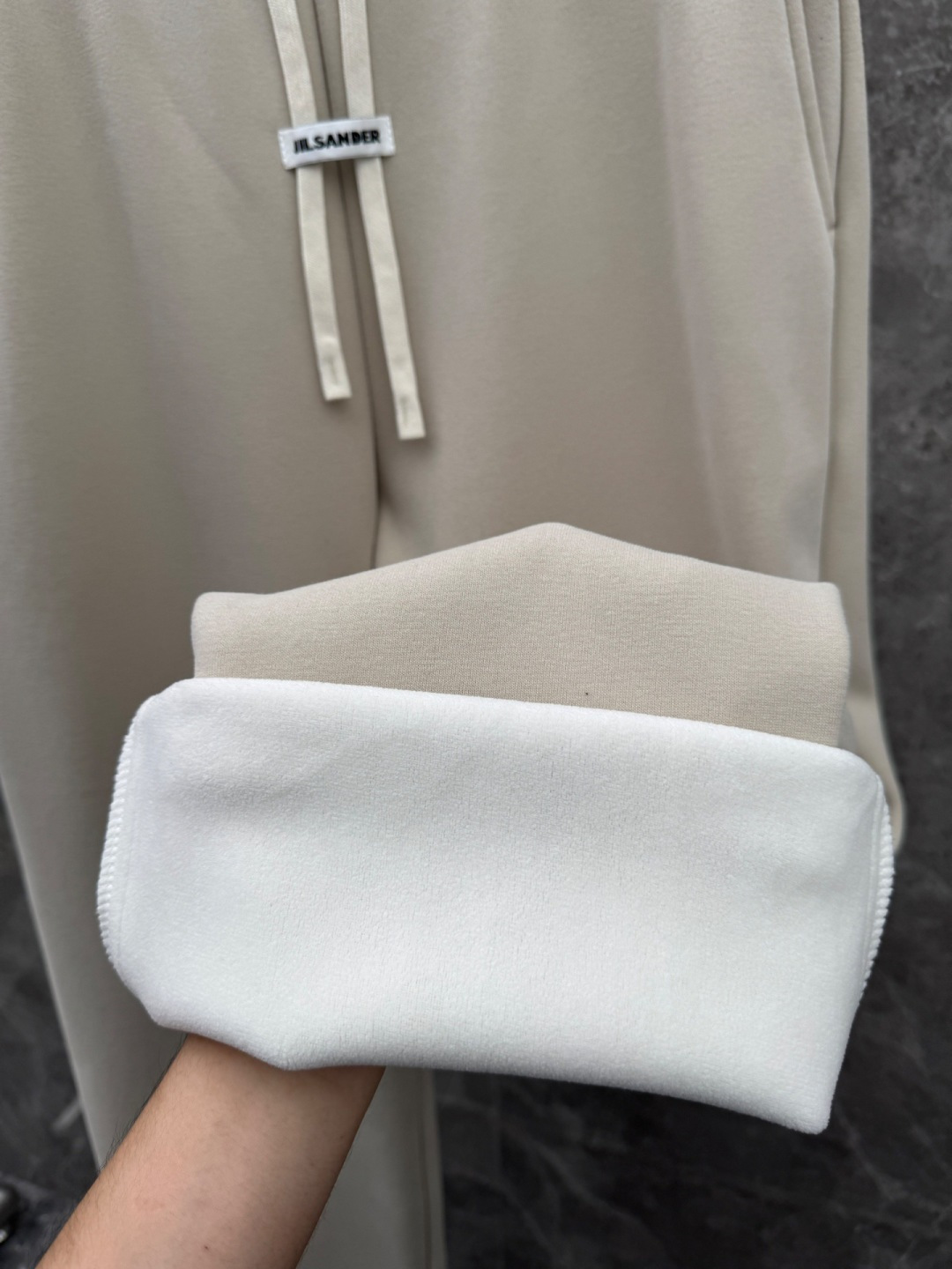 JIL SANDER🌈🌈新款休闲加绒直筒长裤，采用优质聚酯纤维，面料丝滑挺括，内里羊绒底，上身足够吸睛且