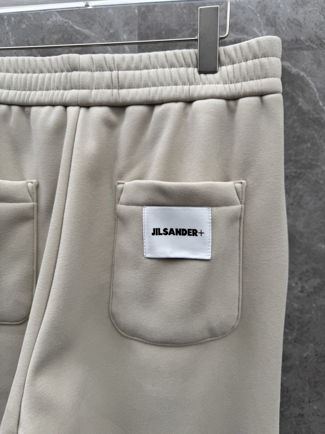 JIL SANDER🌈🌈新款休闲加绒直筒长裤，采用优质聚酯纤维，面料丝滑挺括，内里羊绒底，上身足够吸睛且