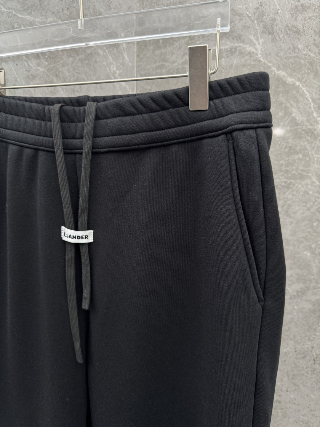 JIL SANDER🌈🌈新款休闲加绒直筒长裤，采用优质聚酯纤维，面料丝滑挺括，内里羊绒底，上身足够吸睛且