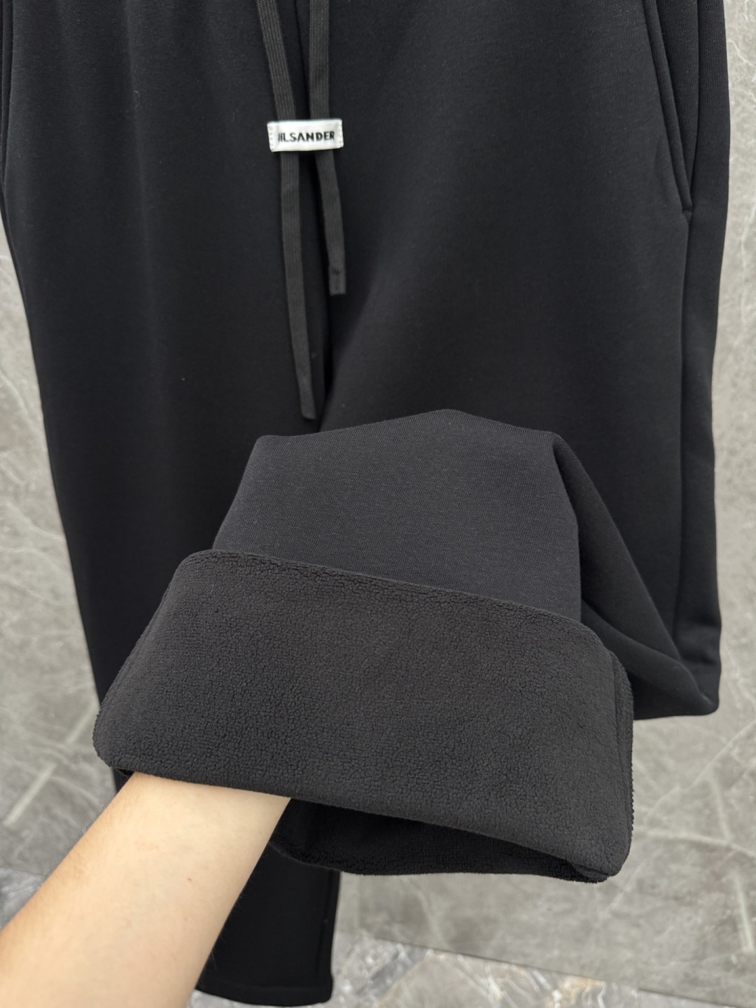 JIL SANDER🌈🌈新款休闲加绒直筒长裤，采用优质聚酯纤维，面料丝滑挺括，内里羊绒底，上身足够吸睛且