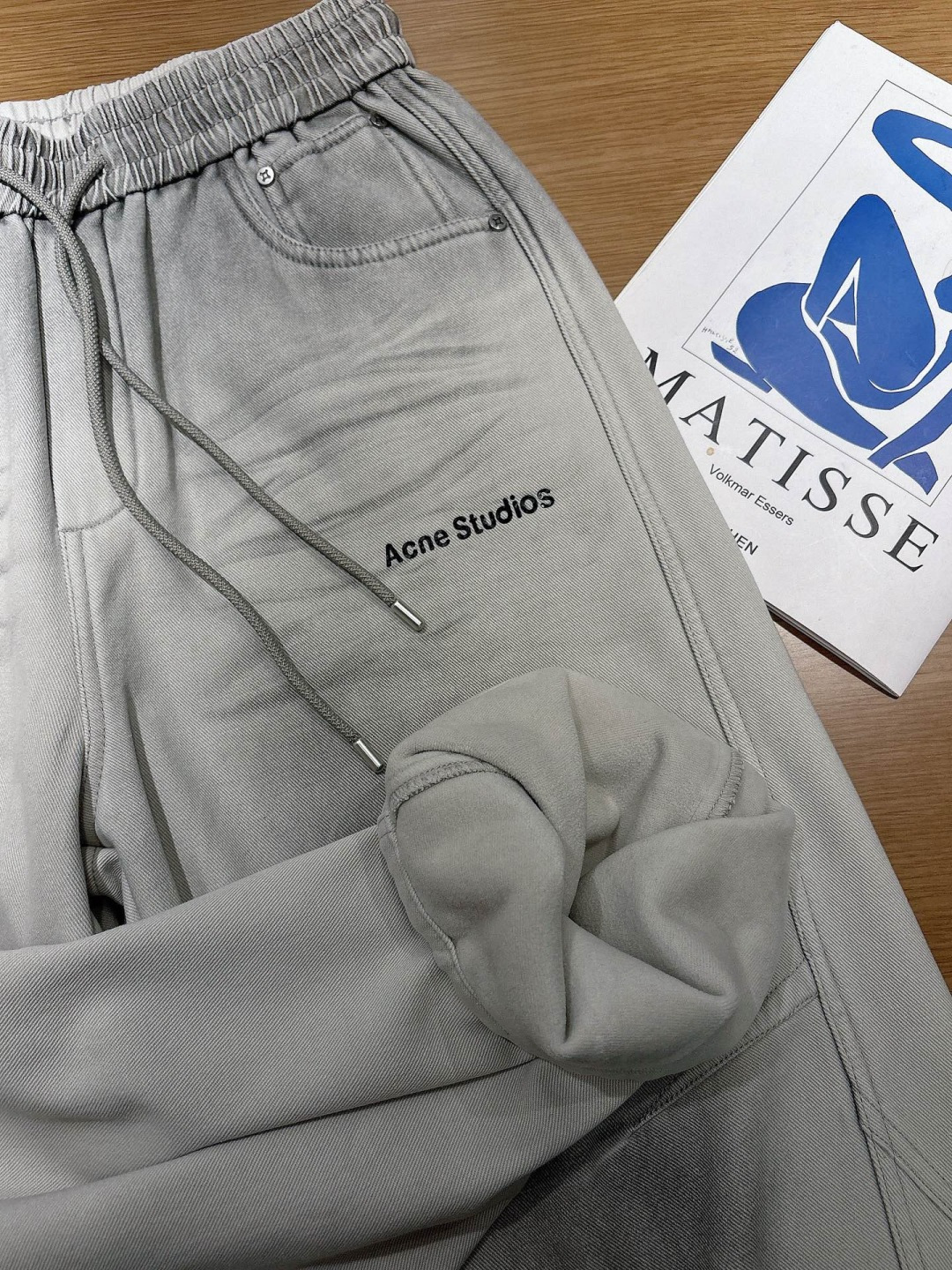 Acn🔥🔥冬季新款加绒直筒裤，采用进口优质斜纹棉水洗面料，整体采用水洗做旧设计工艺，面料柔软舒适！超级时