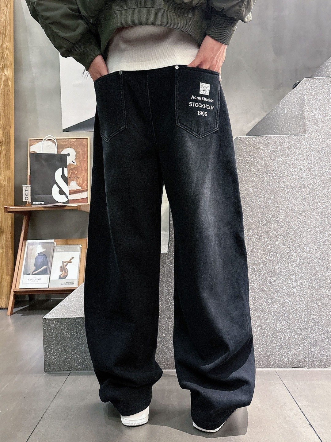 Acn🔥🔥冬季新款加绒直筒裤，采用进口优质斜纹棉水洗面料，整体采用水洗做旧设计工艺，面料柔软舒适！超级时