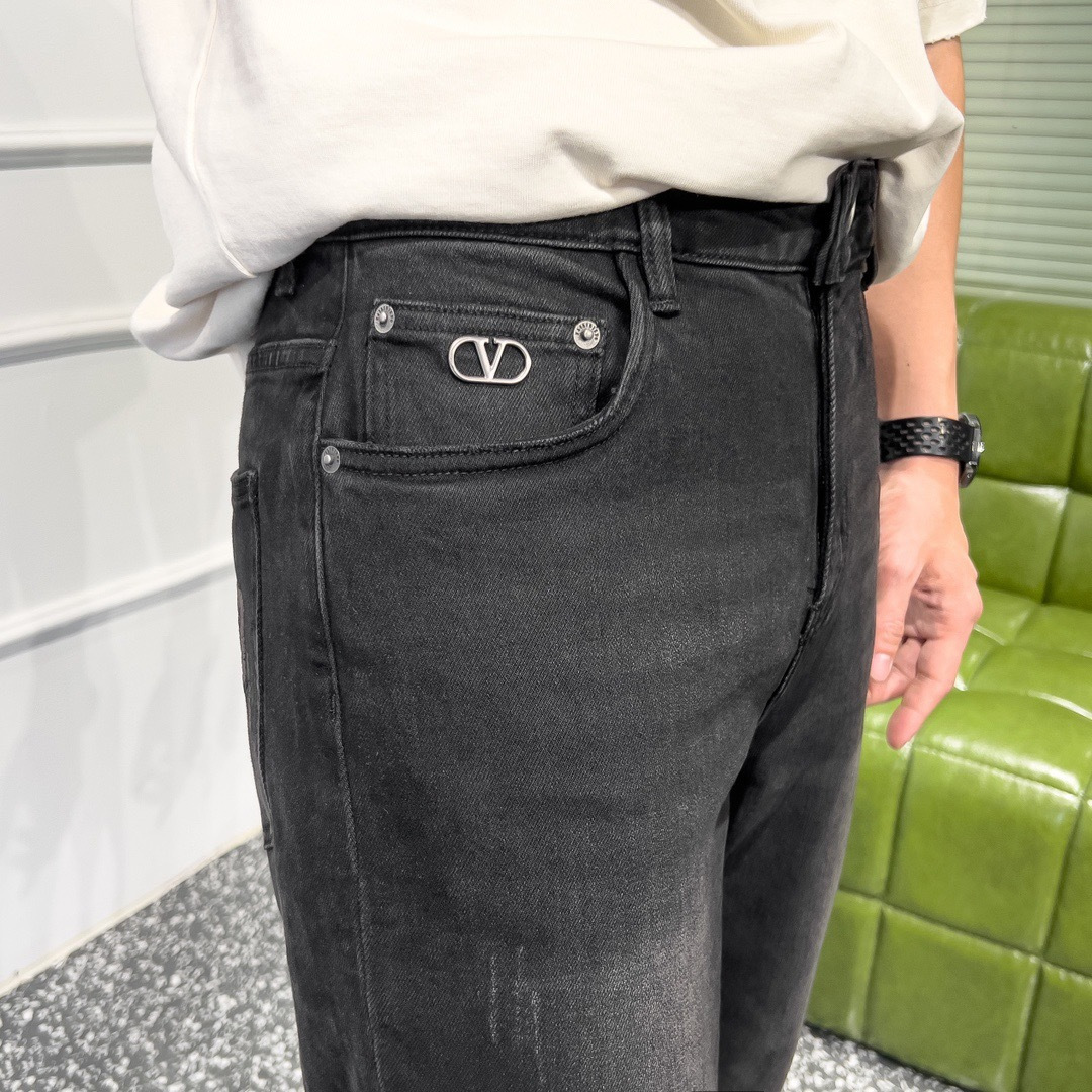 品牌：VLTN季度：2025秋冬颜色：黑色尺码：29—36码版型：微阔中直筒版 牛仔裤 重量：14.6安