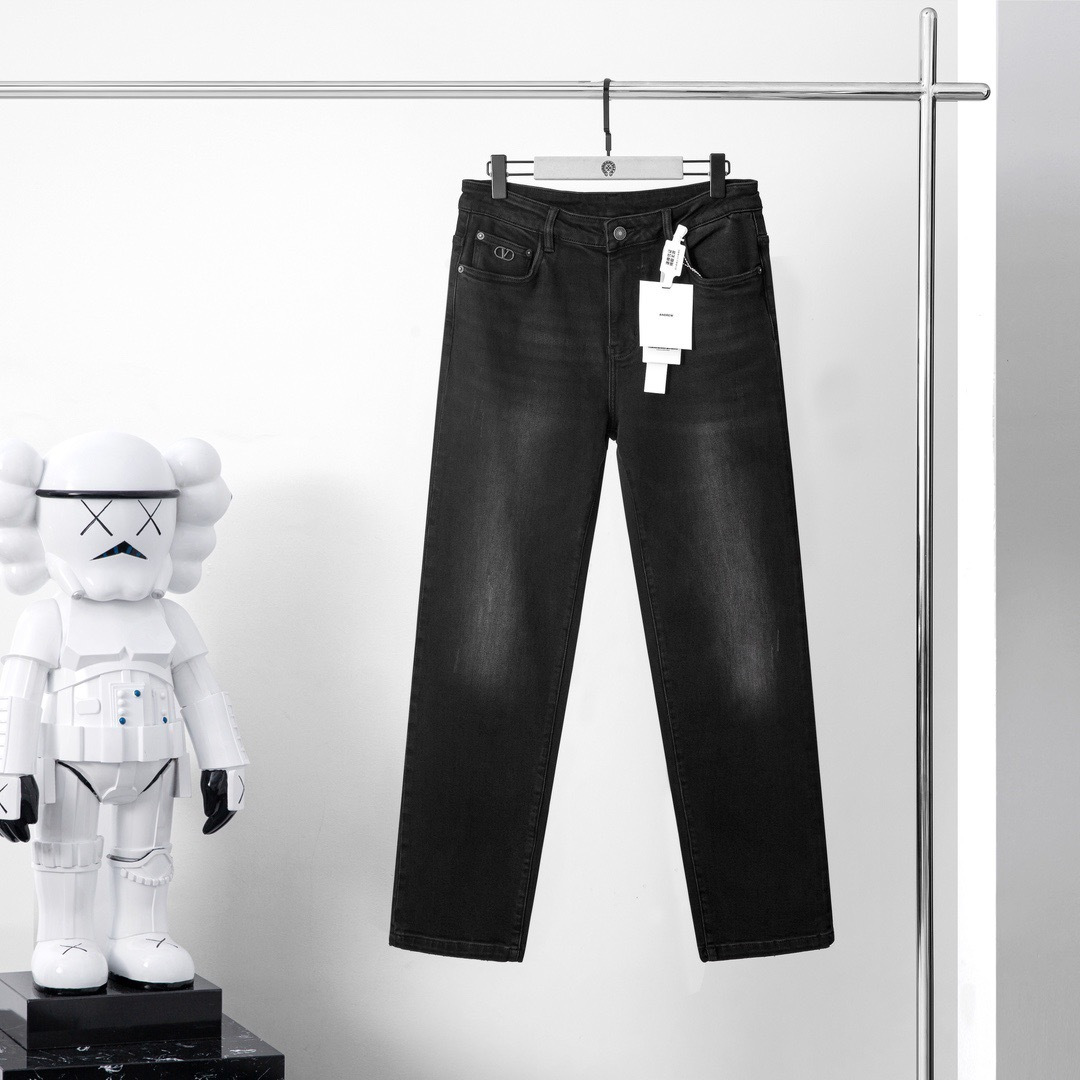 品牌：VLTN季度：2025秋冬颜色：黑色尺码：29—36码版型：微阔中直筒版 牛仔裤 重量：14.6安