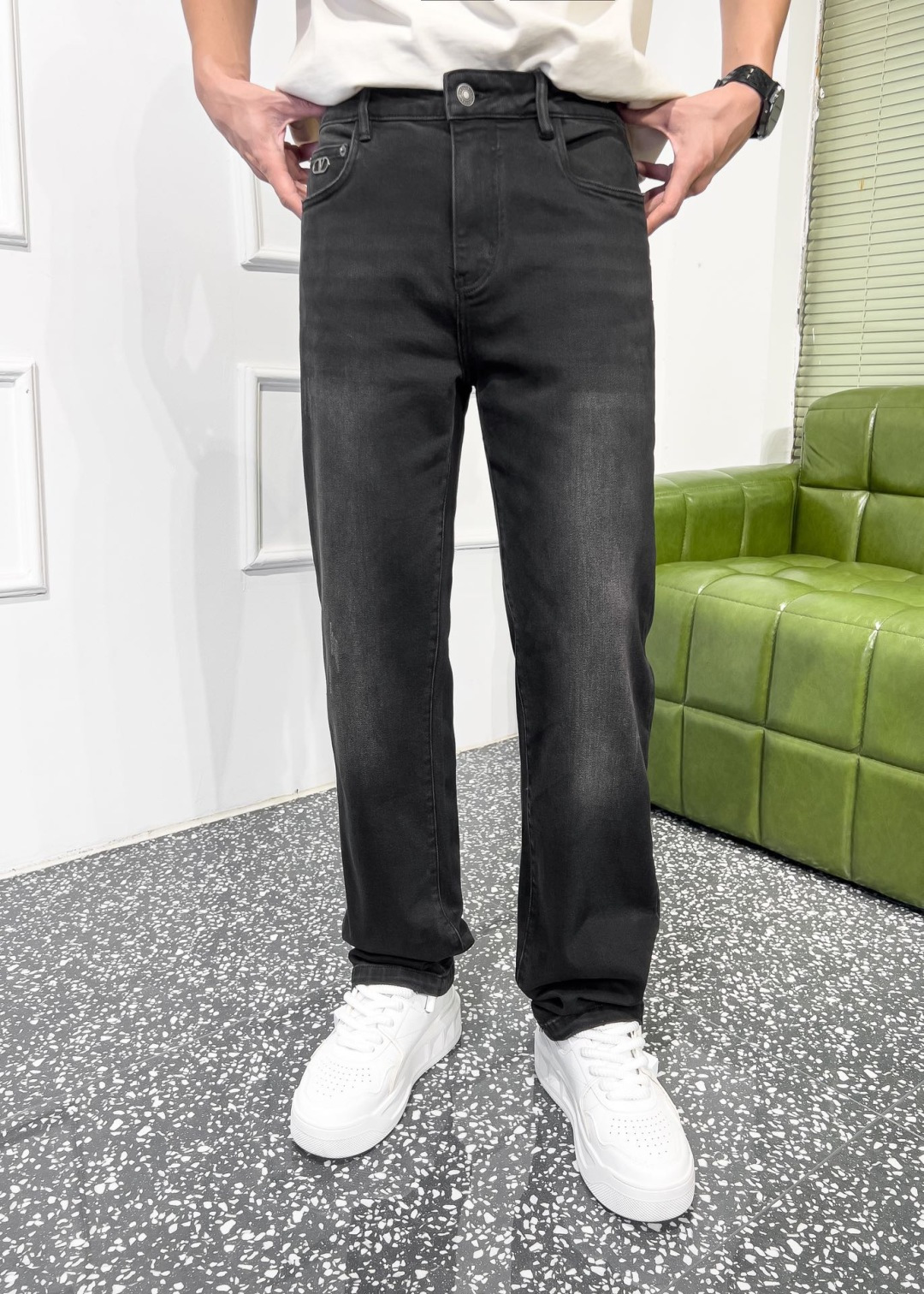 品牌：VLTN季度：2025秋冬颜色：黑色尺码：29—36码版型：微阔中直筒版 牛仔裤 重量：14.6安