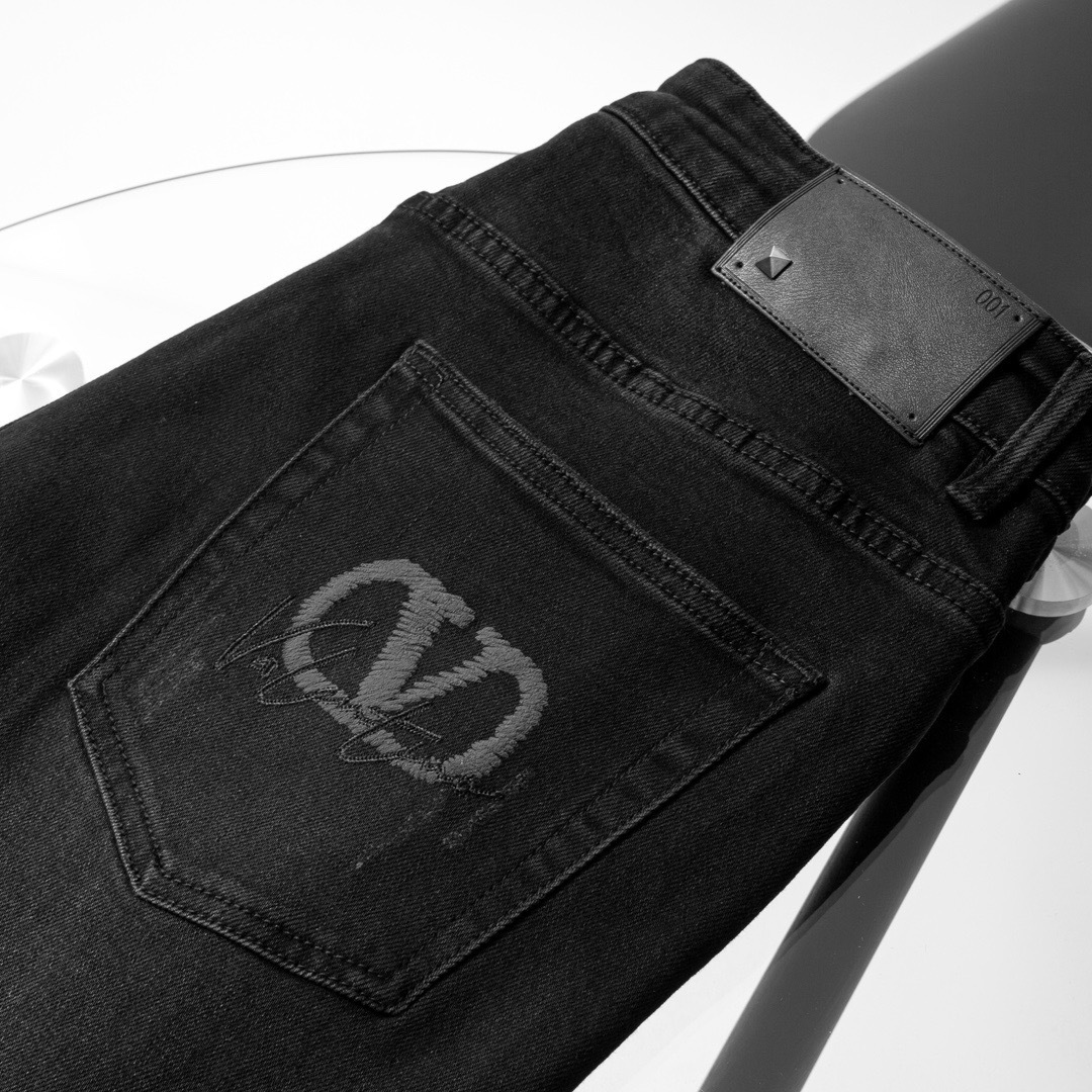 品牌：VLTN季度：2025秋冬颜色：黑色尺码：29—36码版型：微阔中直筒版 牛仔裤 重量：14.6安