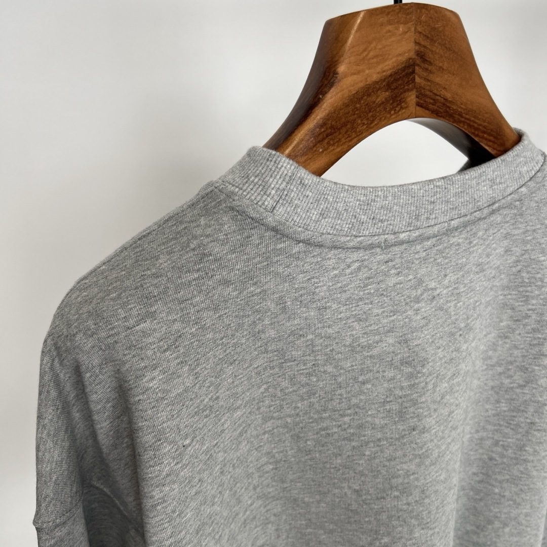 CELINE 2025早秋新款字母胶印纯棉宽松休闲卫衣以100%纯棉面料打造，柔软亲肤，透气性上佳，带来