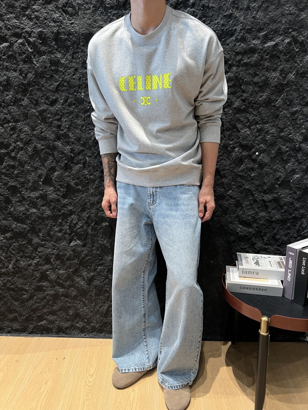 CELINE 2025早秋新款字母胶印纯棉宽松休闲卫衣以100%纯棉面料打造，柔软亲肤，透气性上佳，带来