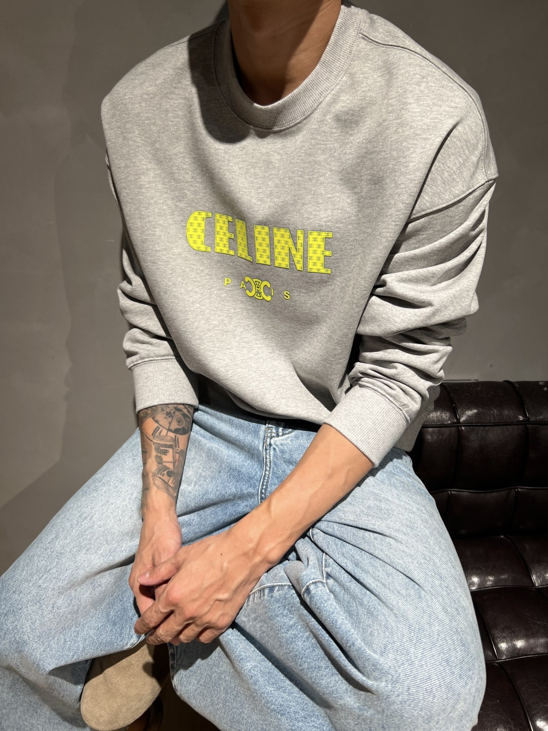 CELINE 2025早秋新款字母胶印纯棉宽松休闲卫衣以100%纯棉面料打造，柔软亲肤，透气性上佳，带来