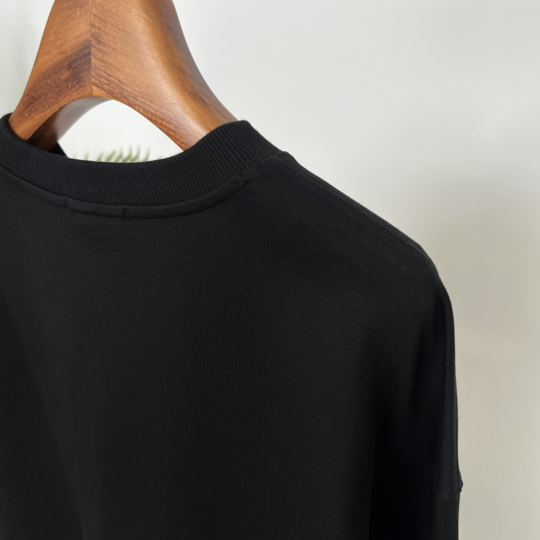 CELINE 2025早秋新款字母胶印纯棉宽松休闲卫衣以100%纯棉面料打造，柔软亲肤，透气性上佳，带来