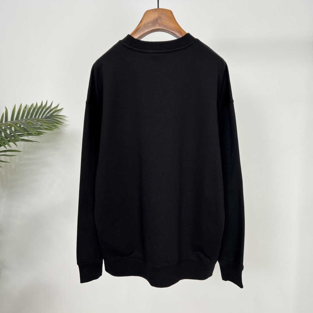 CELINE 2025早秋新款字母胶印纯棉宽松休闲卫衣以100%纯棉面料打造，柔软亲肤，透气性上佳，带来