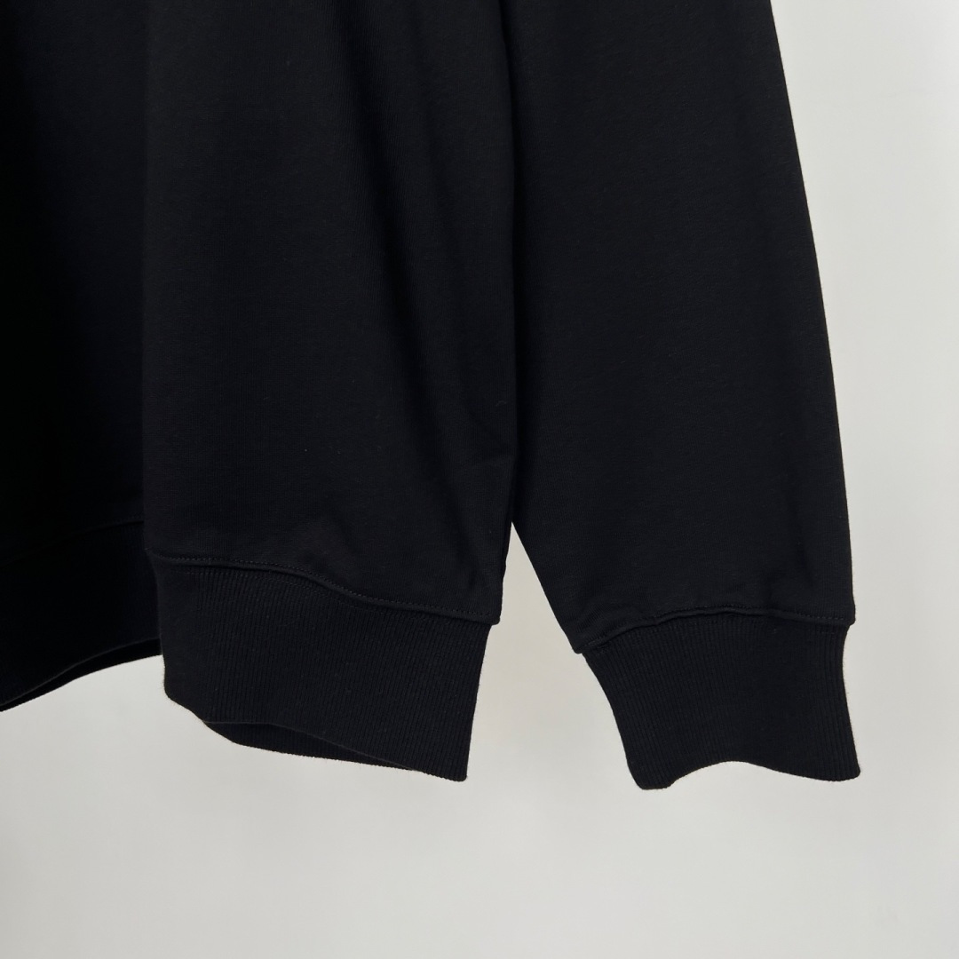 CELINE 2025早秋新款字母胶印纯棉宽松休闲卫衣以100%纯棉面料打造，柔软亲肤，透气性上佳，带来