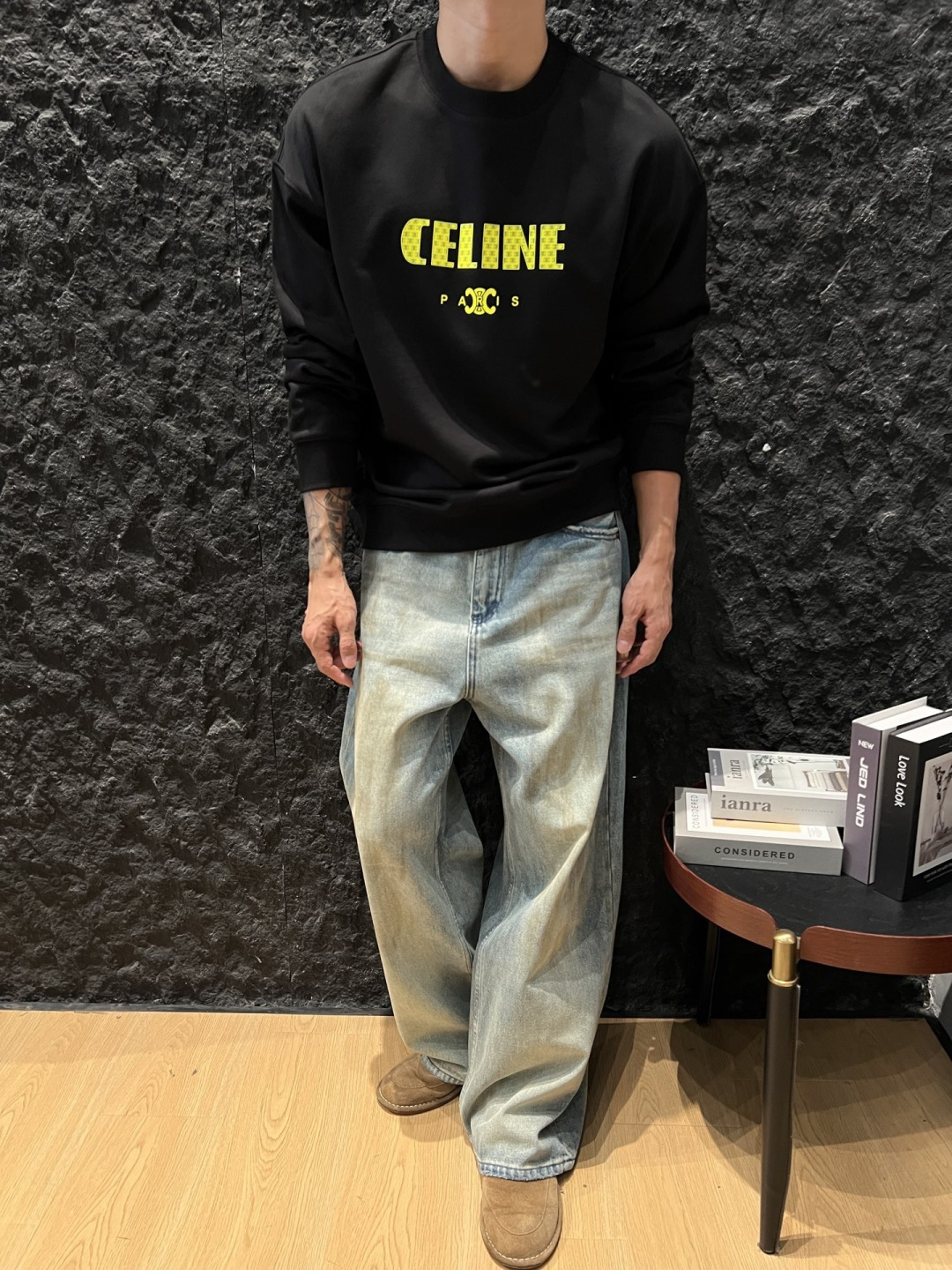 CELINE 2025早秋新款字母胶印纯棉宽松休闲卫衣以100%纯棉面料打造，柔软亲肤，透气性上佳，带来