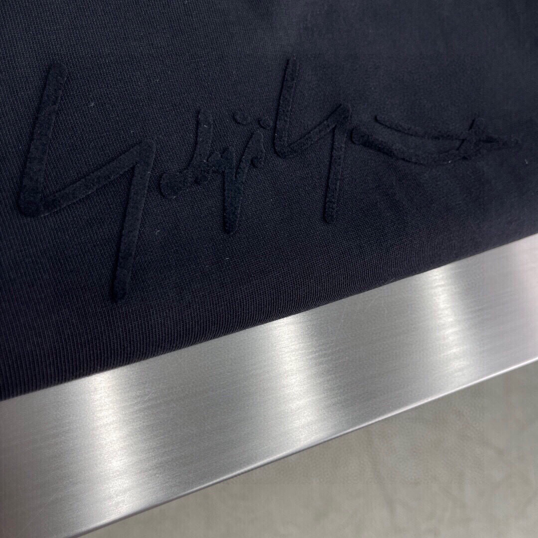 Y-3 新款长袖T恤，胸前经典logo印花工艺，领子小磨破设计，宽松版型男女同款，尺码：S-XL