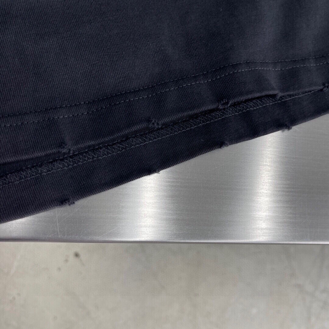 Y-3 新款长袖T恤，胸前经典logo印花工艺，领子小磨破设计，宽松版型男女同款，尺码：S-XL