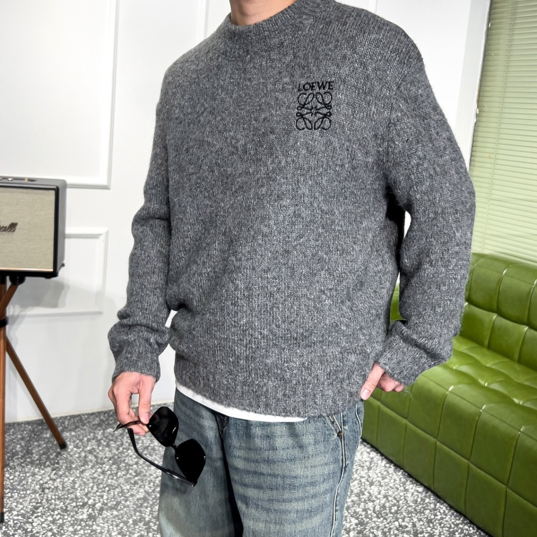 品牌：L*WE季度：2025秋冬颜色：黑色 米白色 灰色尺码：M-2XL版型：宽松版 长袖圆领毛衣成分：