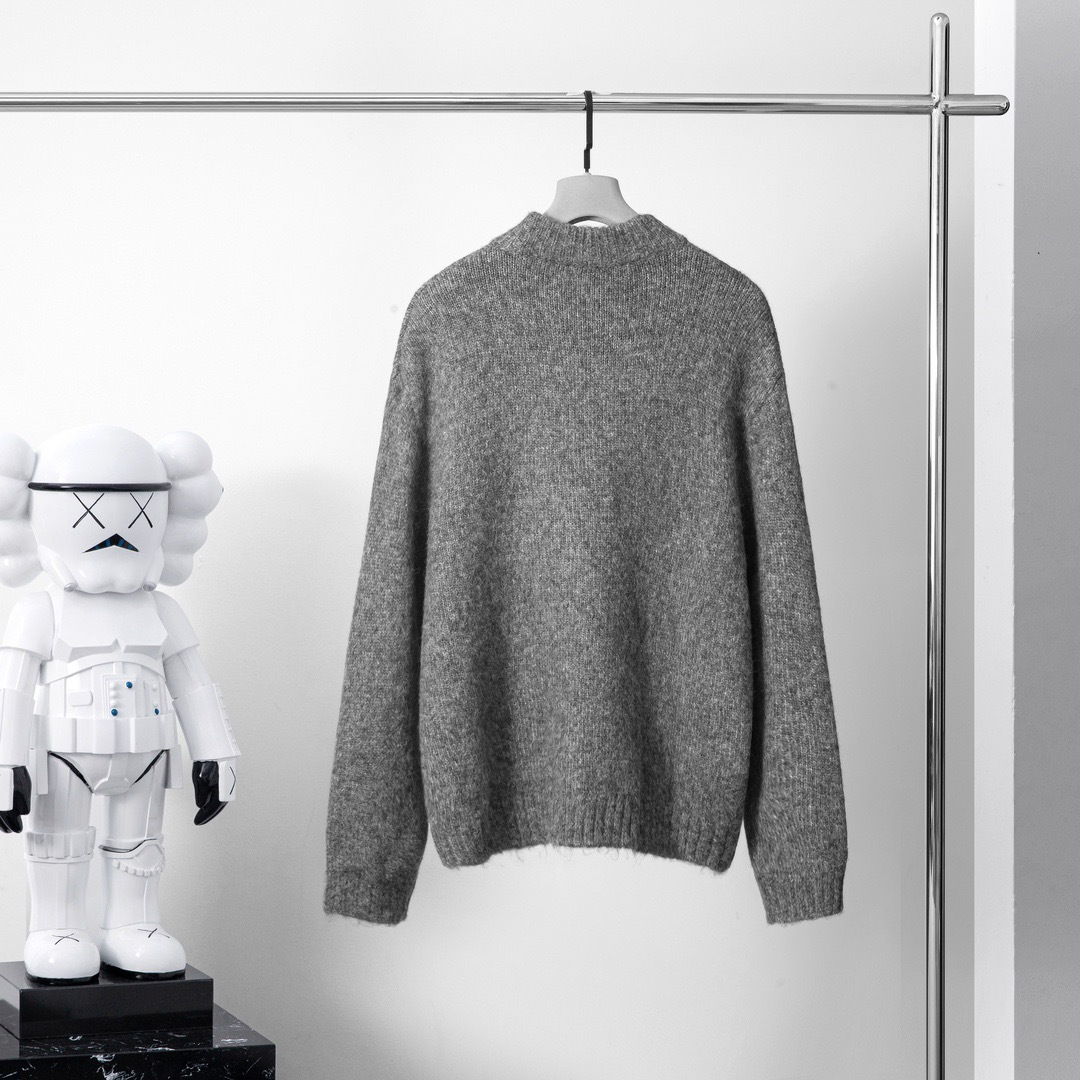 品牌：L*WE季度：2025秋冬颜色：黑色 米白色 灰色尺码：M-2XL版型：宽松版 长袖圆领毛衣成分：