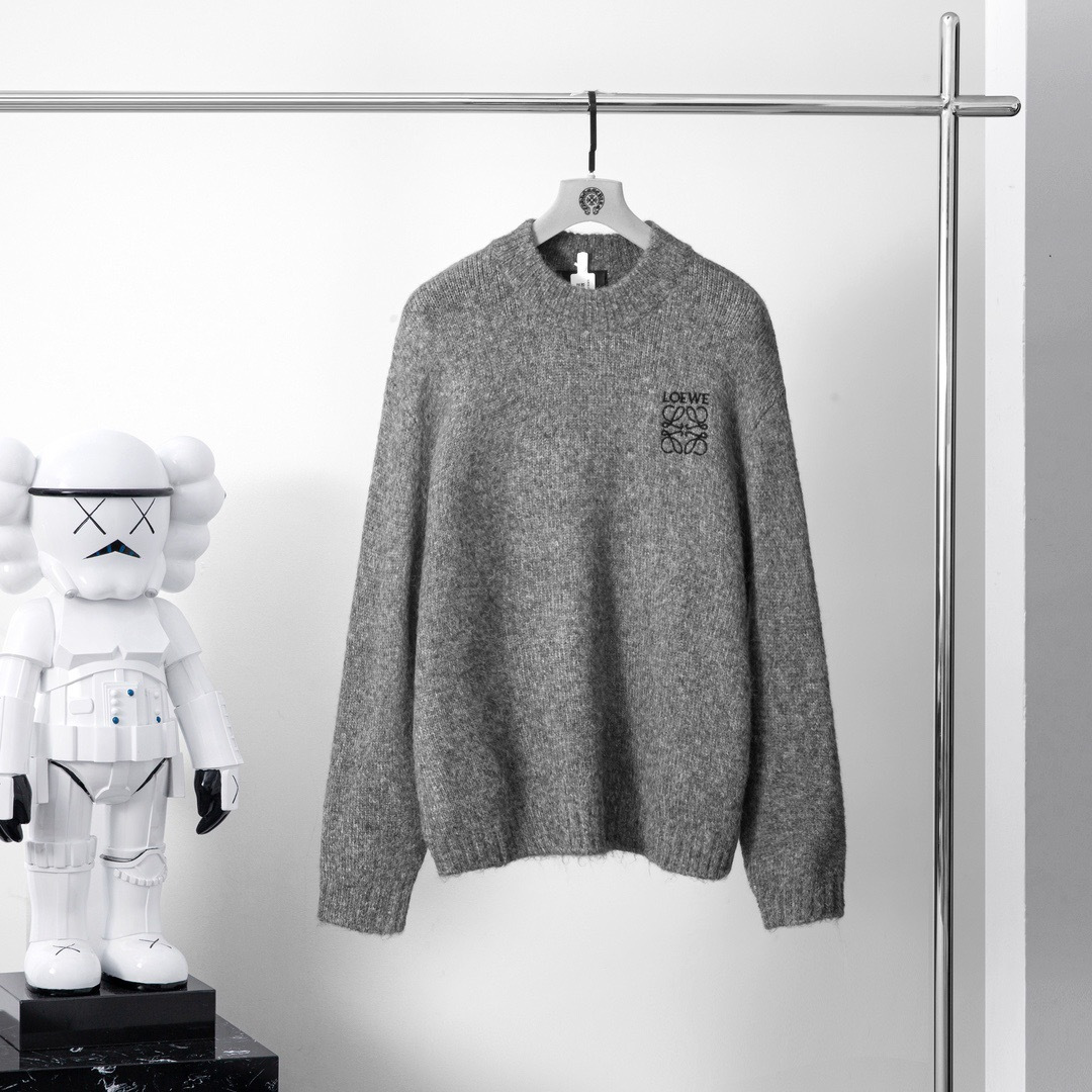 品牌：L*WE季度：2025秋冬颜色：黑色 米白色 灰色尺码：M-2XL版型：宽松版 长袖圆领毛衣成分：