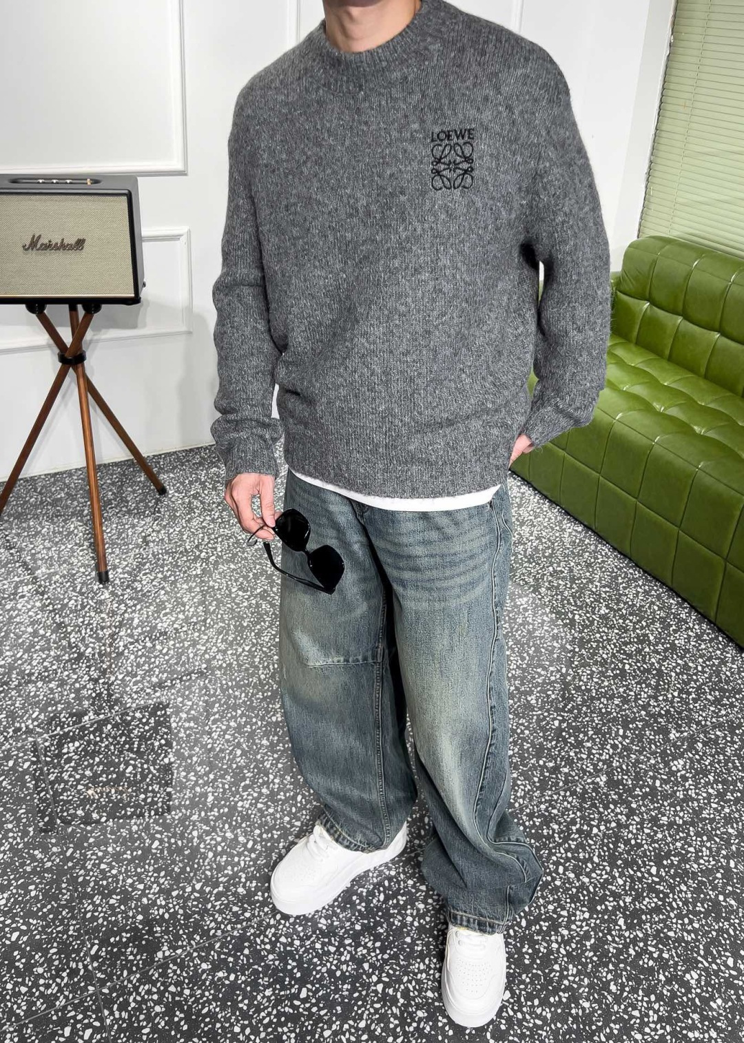 品牌：L*WE季度：2025秋冬颜色：黑色 米白色 灰色尺码：M-2XL版型：宽松版 长袖圆领毛衣成分：