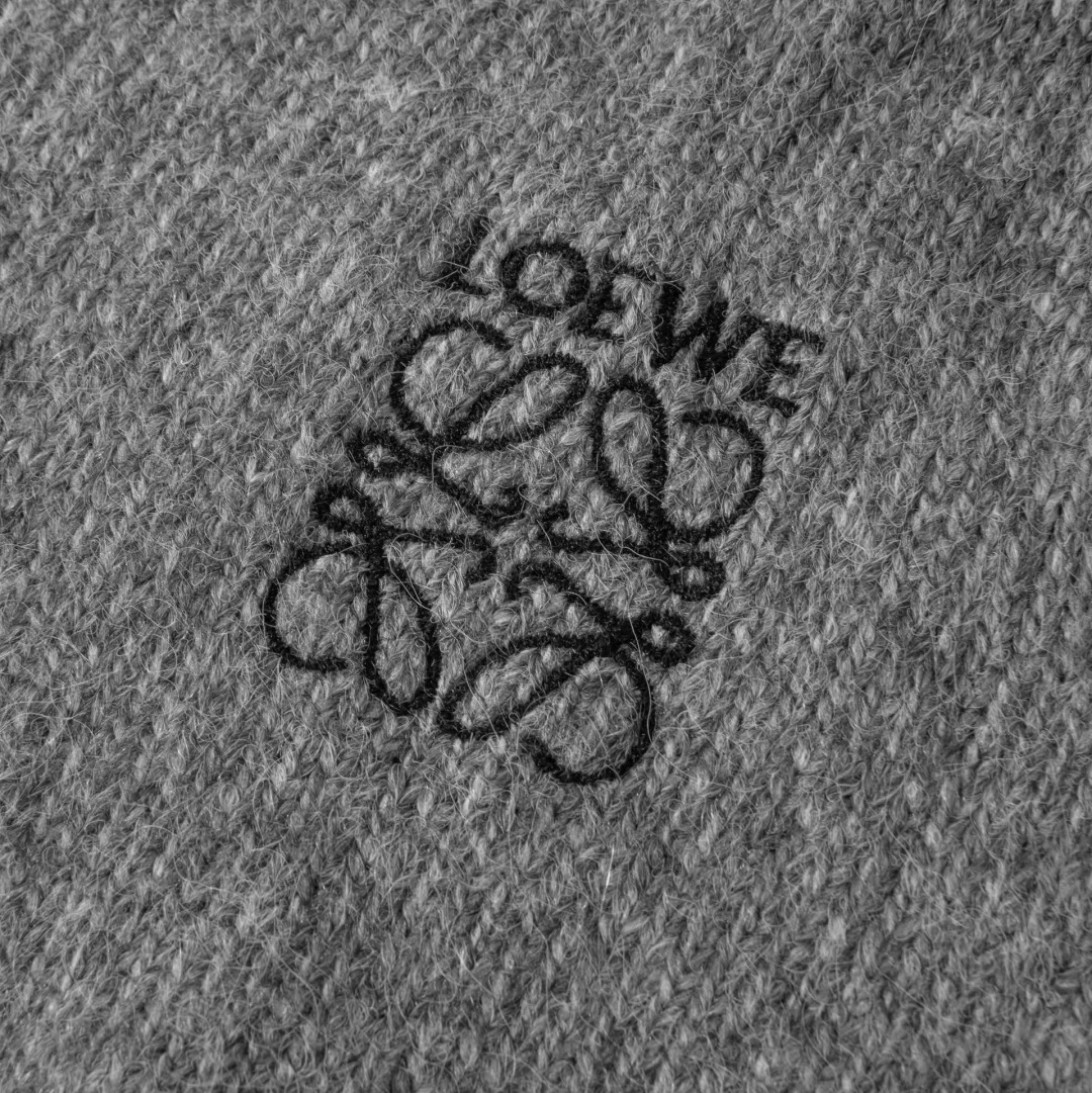 品牌：L*WE季度：2025秋冬颜色：黑色 米白色 灰色尺码：M-2XL版型：宽松版 长袖圆领毛衣成分：