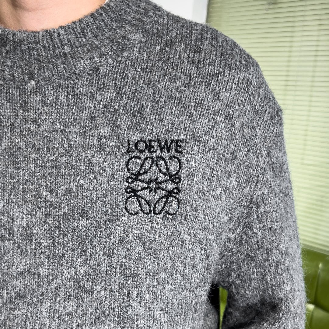 品牌：L*WE季度：2025秋冬颜色：黑色 米白色 灰色尺码：M-2XL版型：宽松版 长袖圆领毛衣成分：