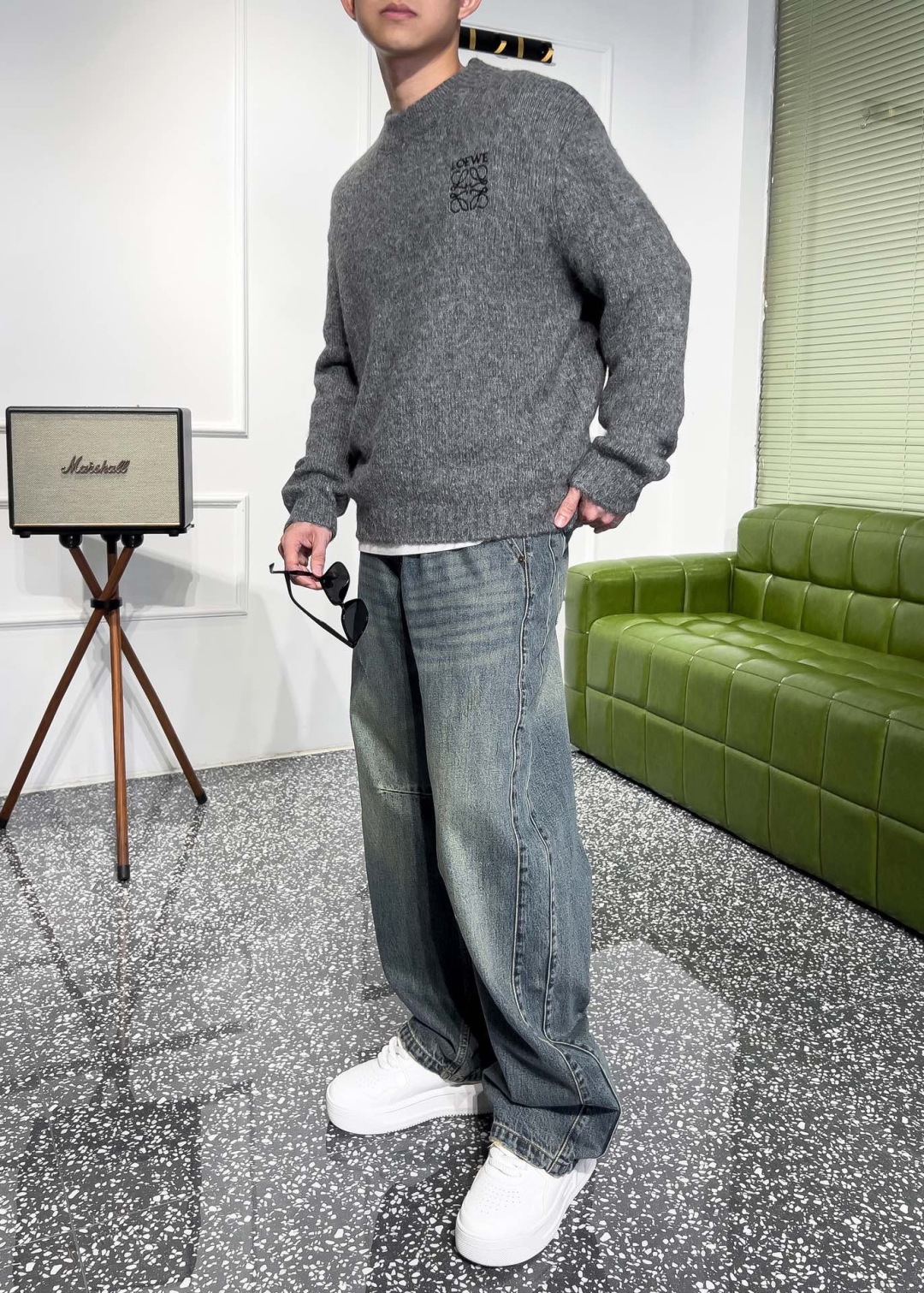 品牌：L*WE季度：2025秋冬颜色：黑色 米白色 灰色尺码：M-2XL版型：宽松版 长袖圆领毛衣成分：