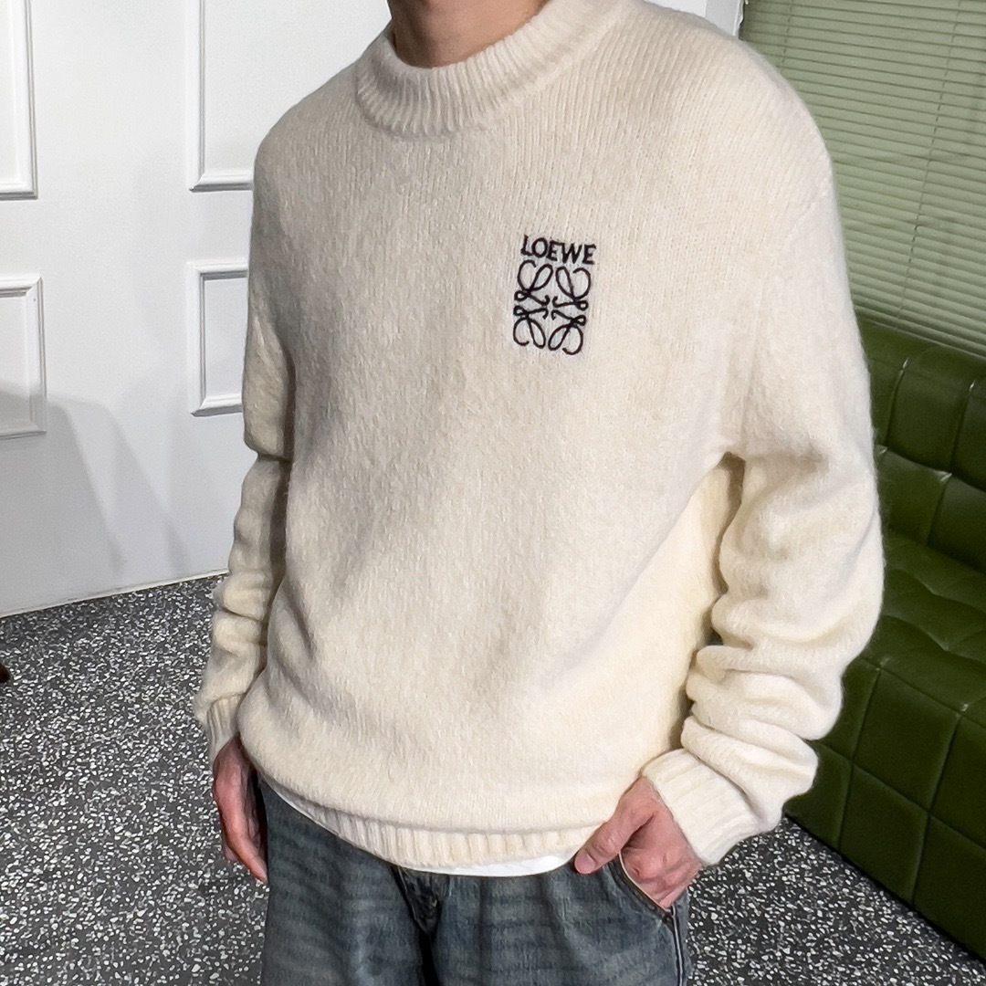 品牌：L*WE季度：2025秋冬颜色：黑色 米白色 灰色尺码：M-2XL版型：宽松版 长袖圆领毛衣成分：