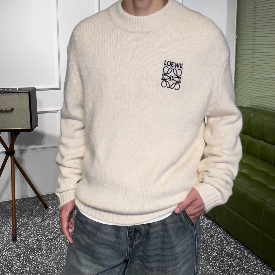 品牌：L*WE季度：2025秋冬颜色：黑色 米白色 灰色尺码：M-2XL版型：宽松版 长袖圆领毛衣成分：