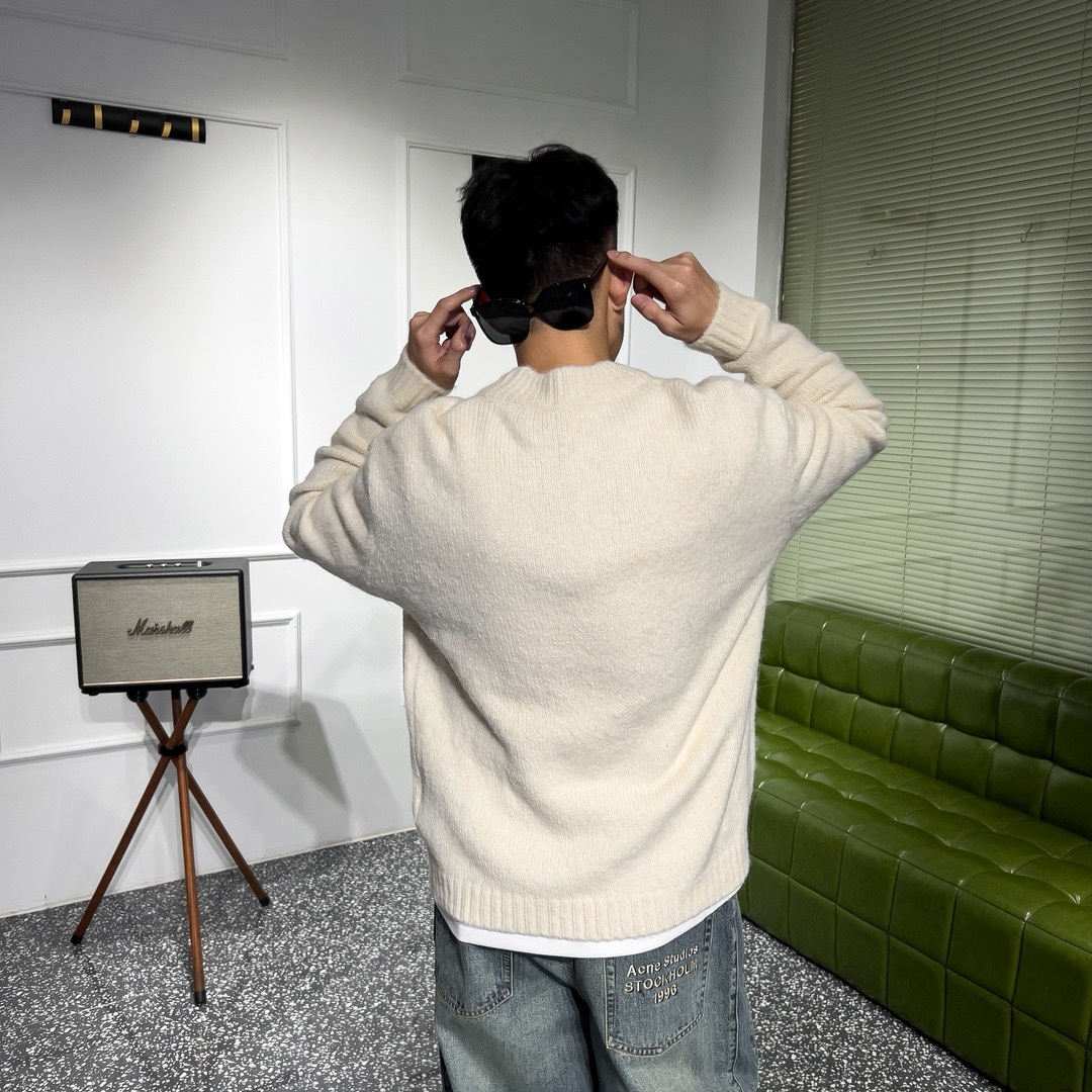 品牌：L*WE季度：2025秋冬颜色：黑色 米白色 灰色尺码：M-2XL版型：宽松版 长袖圆领毛衣成分：