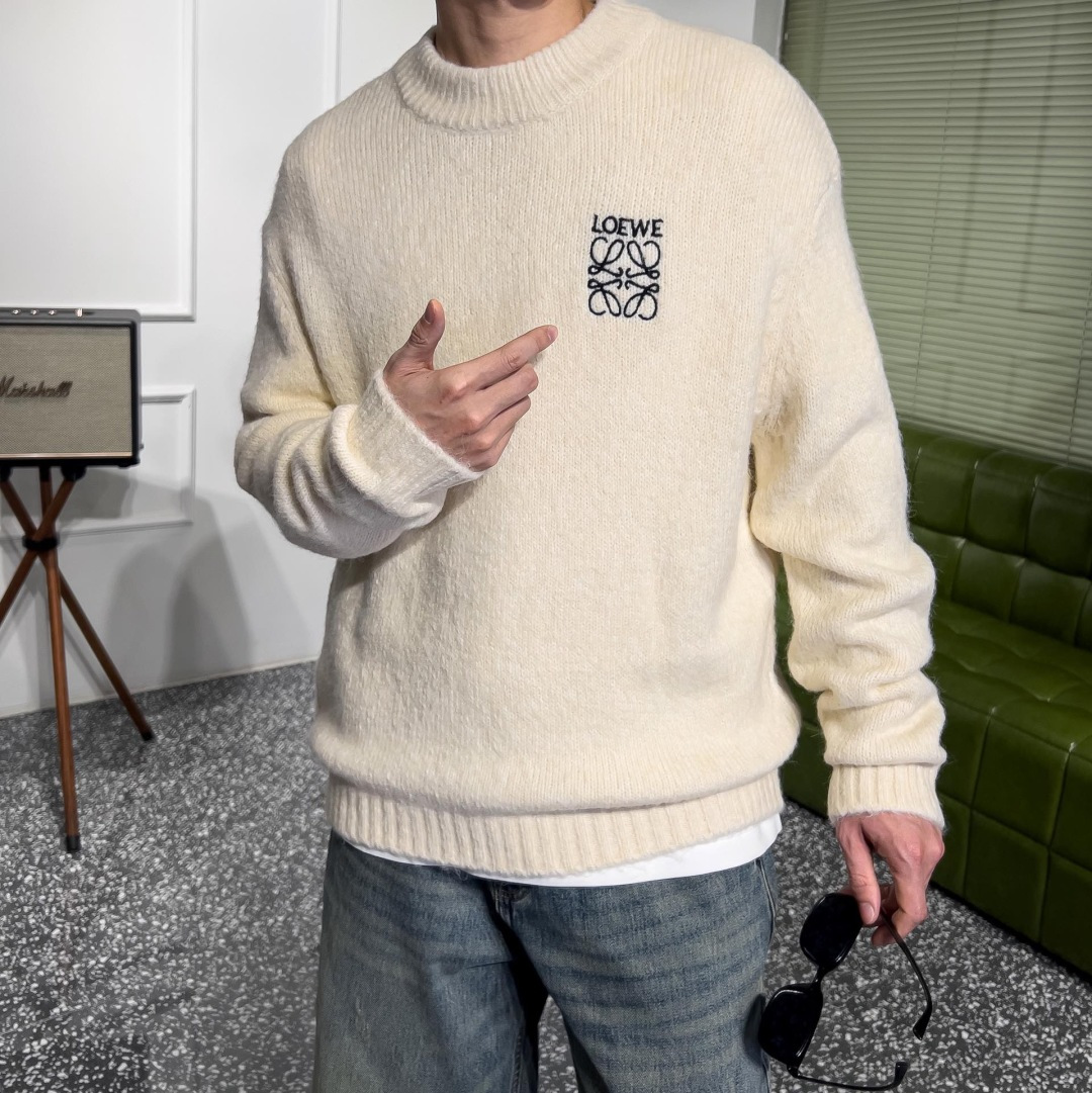 品牌：L*WE季度：2025秋冬颜色：黑色 米白色 灰色尺码：M-2XL版型：宽松版 长袖圆领毛衣成分：